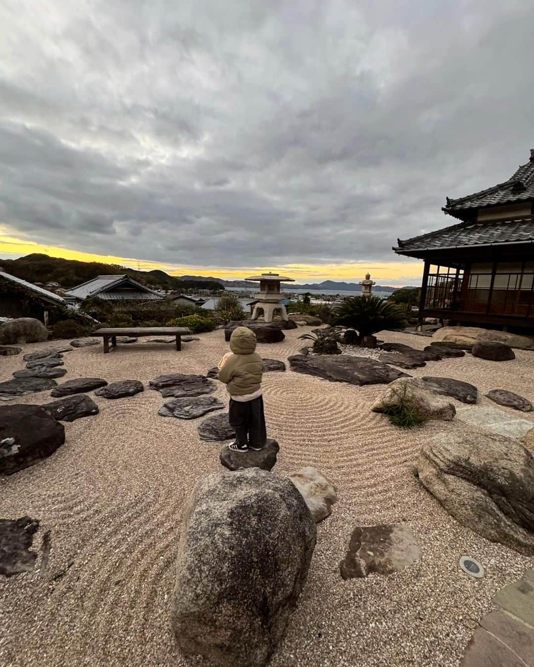 黒澤かなえさんのインスタグラム写真 - (黒澤かなえInstagram)「豊島美術館  次元の違う空間で なにかに包み守られてるような 言葉にできない不思議な感覚🪽☁️  外から見た形が ポイポイカプセルみたい🪐と 発想がドラゴンボールな我が家。  そしてこの景色が見たかった〜 島を感じた🌊🌊🌊  11月ももう終わるのに咲いてた向日葵 無人のみかん販売所も。  夜の宿から見えた夜空は星が近くて絶景。 この貸切だったこのお宿は3人じゃ勿体なかった。 いつか友人たちとまたみんなで来たいな〜！  ．  #豊島美術館 #母型 #心臓音のアーカイブ #みかん畑 #作品 #直島#豊島#島旅 #貸切一軒家」11月29日 21時03分 - k_kana