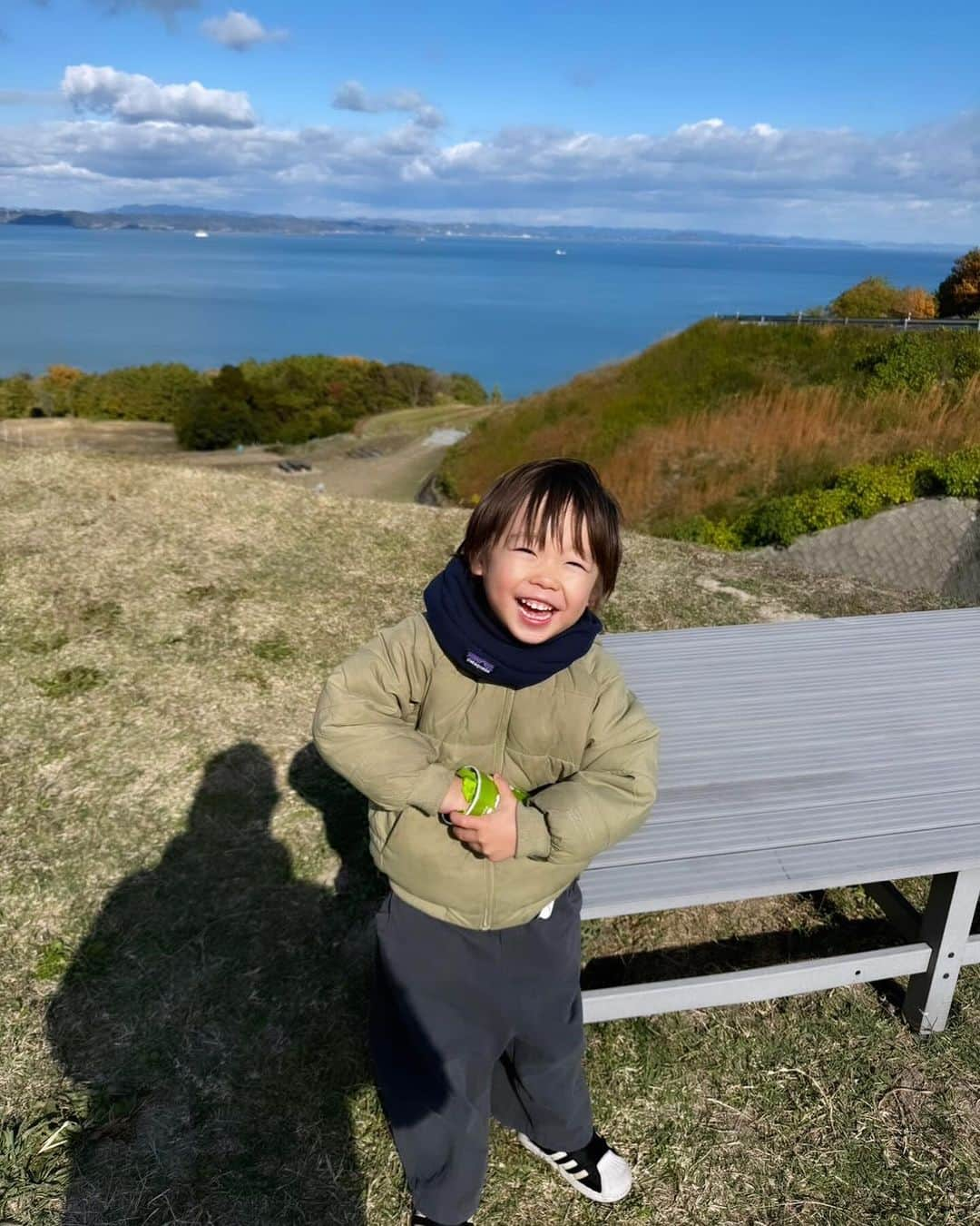 黒澤かなえさんのインスタグラム写真 - (黒澤かなえInstagram)「豊島美術館  次元の違う空間で なにかに包み守られてるような 言葉にできない不思議な感覚🪽☁️  外から見た形が ポイポイカプセルみたい🪐と 発想がドラゴンボールな我が家。  そしてこの景色が見たかった〜 島を感じた🌊🌊🌊  11月ももう終わるのに咲いてた向日葵 無人のみかん販売所も。  夜の宿から見えた夜空は星が近くて絶景。 この貸切だったこのお宿は3人じゃ勿体なかった。 いつか友人たちとまたみんなで来たいな〜！  ．  #豊島美術館 #母型 #心臓音のアーカイブ #みかん畑 #作品 #直島#豊島#島旅 #貸切一軒家」11月29日 21時03分 - k_kana