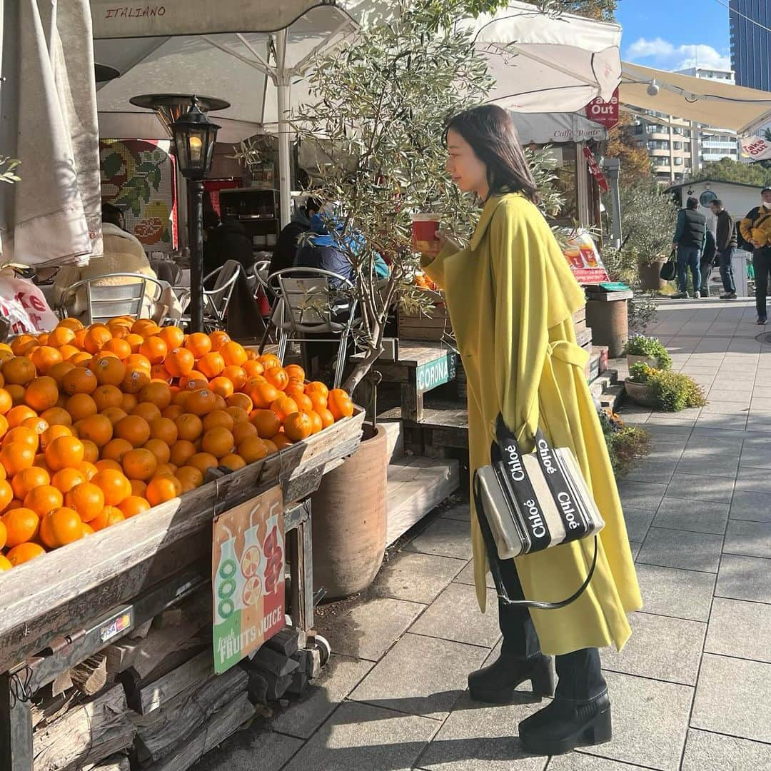 大須賀あみさんのインスタグラム写真 - (大須賀あみInstagram)「平和記念公園にあるオレンジがいっぱい積んであるお店〜🍊 見た目が可愛くてつい立ち寄ってしまいました！ (広島とオレンジでおのみちお君を思い出しました)  ほんとは原爆ドーム前でも写真撮ったんだけど、楽しむ場所ではないなと思い、掲載はやめました！ (ストーリーにはちらっと載せようかな👀)  原爆ドームには初めて行ったのですが、多くの外国人の方が興味深くじっくり見ているのがとっても印象的でした。  #広島旅行 #原爆ドーム #平和記念公園 #おのみちお #sly #カフェポンテ」11月29日 21時04分 - osugaami_official