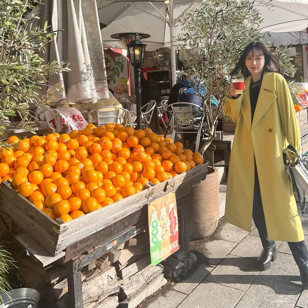 大須賀あみさんのインスタグラム写真 - (大須賀あみInstagram)「平和記念公園にあるオレンジがいっぱい積んであるお店〜🍊 見た目が可愛くてつい立ち寄ってしまいました！ (広島とオレンジでおのみちお君を思い出しました)  ほんとは原爆ドーム前でも写真撮ったんだけど、楽しむ場所ではないなと思い、掲載はやめました！ (ストーリーにはちらっと載せようかな👀)  原爆ドームには初めて行ったのですが、多くの外国人の方が興味深くじっくり見ているのがとっても印象的でした。  #広島旅行 #原爆ドーム #平和記念公園 #おのみちお #sly #カフェポンテ」11月29日 21時04分 - osugaami_official