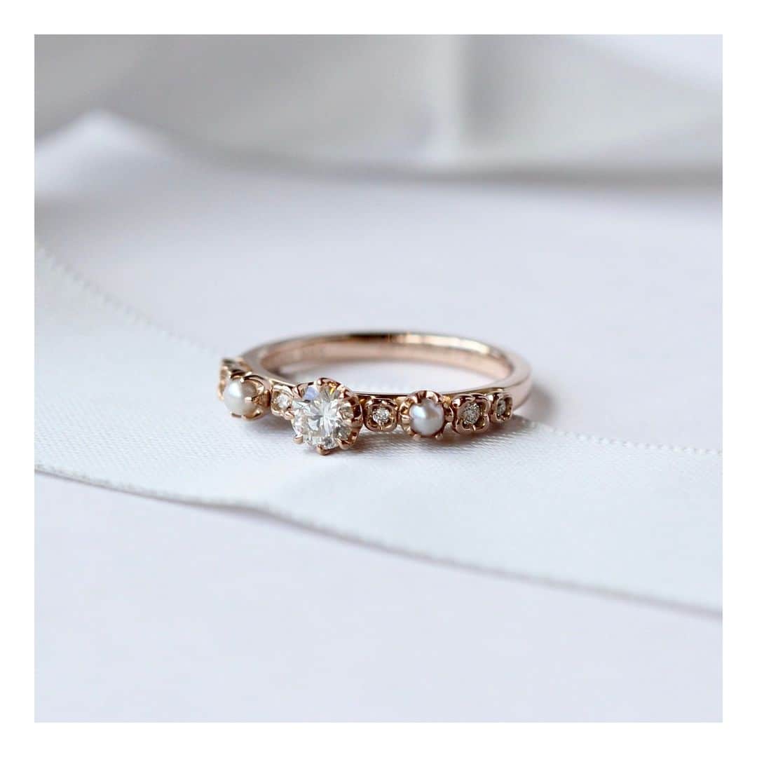 ith / イズ オーダメイド結婚指輪のインスタグラム：「“花束”を模した婚約指輪《ブーケ》。  プロポーズ準備中の男性がお一人で アトリエまでお越しくださいました。  花のような石座で留めているダイヤモンドと、 サイドにはあこや真珠が優しく光ります。 地金の色はお相手の好みに合わせて、 ピンクゴールドでお仕立てしました。  プロポーズも無事成功し、 現在お二人の結婚指輪を製作中です。  この時期に見るお花の婚約指輪は まるでクリスマスのリースのようですね。  ▽ 指輪について 婚約指輪：ブーケ K18PG/0.3ct〜：318,000円〜  お問い合わせコード：25215  ***********************************  ⧉ ith 公式WEB @ith_marriage アカウントTOPへ  ☞ プロフィールURLをタップ  ⧉ 暮らしに寄り添うジュエリー ith online store ☞ @ith_jewelry  ***********************************  #結婚指輪 #マリッジリング #婚約指輪 #エンゲージリング #カスタマイズ #オーダーメイド #手仕事 #職人 #アトリエ」