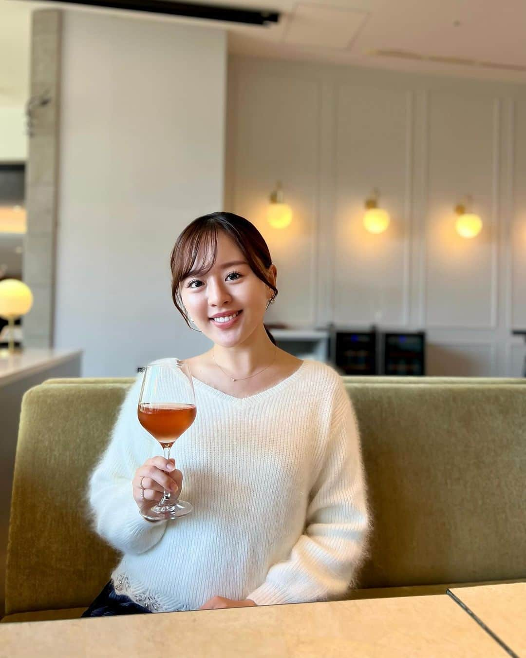 真衣ひなのさんのインスタグラム写真 - (真衣ひなのInstagram)「🍷 人生は選択の連続 日常の小さな選択から 人生を左右するような大きな選択まで 瞬時に選択できることもあれば 決めかねて選択しない選択をすることもある Mr. Steve Jobsのように 決断に費やす労力の節約のため選択肢を減らす👕 という選択もあれば 羅列されたメニューの中で 呪文みたいなの言いたくなっちゃったから！ というふざけた選択があってもよいのでわん🥴  「カベルネソーヴィニヨンロゼ！」 得意げな顔で言い放った呪文は 「かしこまりました、ぶどうジュースですね」 の店員さんの一言で無効化されましたが とっても楽しい気持ちになったので 唱えるとハッピーになる魔法だったみたい🪄 . #心に素直に従うこと #選択が正しいかはいつもわからない #だけど全てに意味があり価値がある #どんな選択も私のもの #私が選んだ道を私がどう生きるか #カベルネソーヴィニヨンロゼ #ミラクルハッピージュース🤞 #ひなの雑記」11月29日 21時09分 - hinano_mai