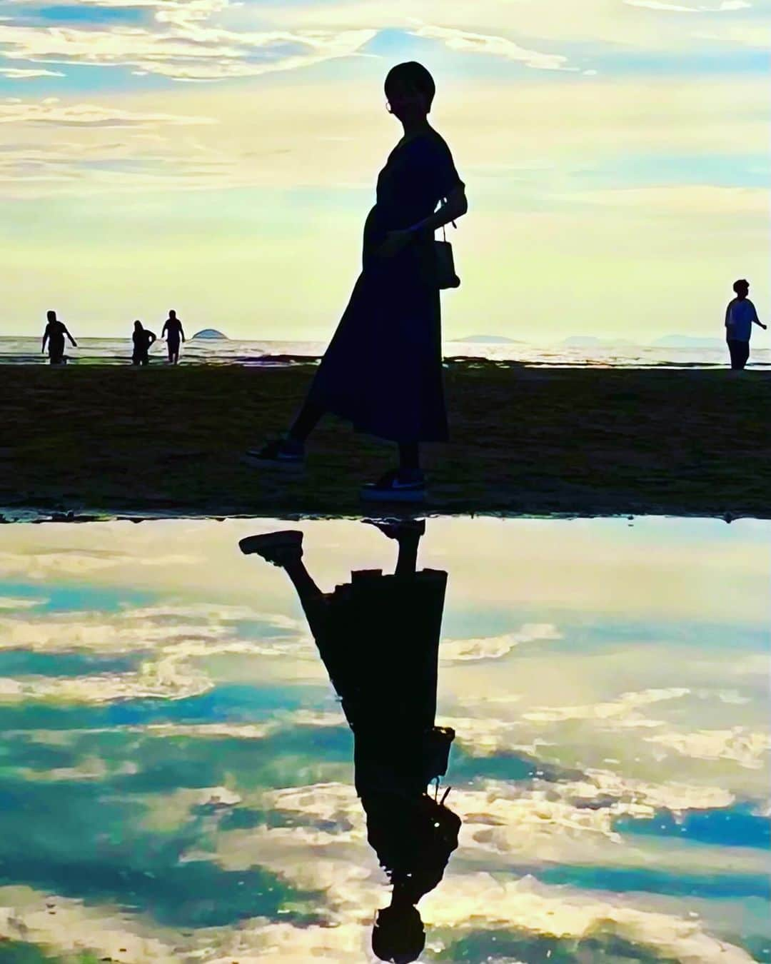 松田愛里さんのインスタグラム写真 - (松田愛里Instagram)「夏の終わりに撮った一枚📸  香川旅行に来てくれた地元の友達が 記念に撮ってくれました。  今 お腹は、この時の倍以上に。 日に日に成長中。そして体重増加との闘い...。  #父母ヶ浜 #ちちぶがはま #日本のウユニ塩湖 #香川 #三豊市 #サンセット #sunset #夕焼け #香川県 #kagawa #フォトジェニック #瀬戸内海 #四国 #香川旅行 #マタニティ記録」11月29日 21時19分 - matsuda_airi_