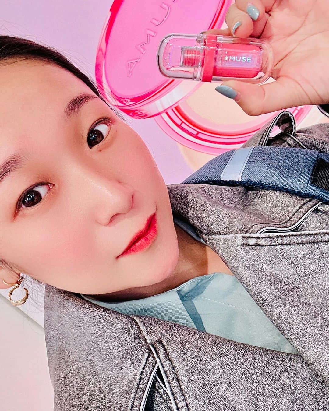 世手子のインスタグラム：「I fell in love with the cute gel fit tint at first sight👄💖 Wonderful vegan cosmetics💄👏 Nice Japan limited color🌸🍒 @amuse.jp 韓国コスメAMUSEローンチイベント行ってきた(*'▽'*) 楽天やQoo10のリップ部門1位を獲得する人気コスメ\(//∇//)\ 日本限定色TOKYO CHERRYと SAKURA JELLY可愛すぎて一目惚れ🤩 ツヤツヤで長時間キープは嬉しい٩( 'ω' )و さー今週も頑張れる😂👏👏 #PR #AMUSE #アミューズ #ビーガンメイク #ジェルフィットティント #コメ返」
