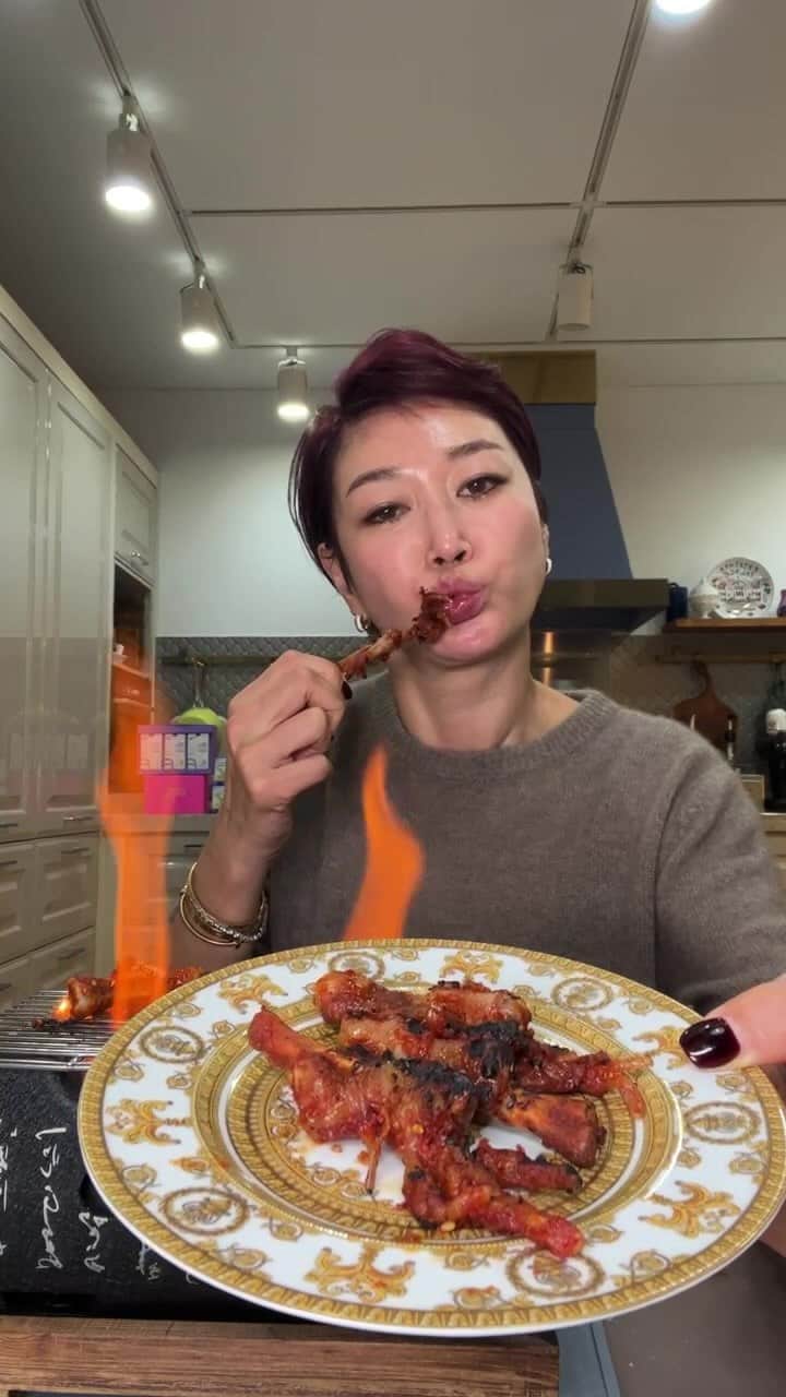ピョン･ジョンスのインスタグラム：「애들이 먹고싶어서 닭발을 사왔네요 불은 걱정마요! 금새꺼지네요  근데 닭발과 오메가 무슨관련인가요?🤪 배달음식 많이 먹지 말라는 거군요  엄마가 해준음식 ! 누군 안먹고싶나?  내가 해먹기 싫어서 그렇지 ㅠ 이것저것 먹으면서 내 속 관리하기 쉽지 않죠?  그리고 뭐 다 효과 있나요?  갑상선암 2기 수술후에 가장 불편했던건  ✅소화장애 👉🏻이건 효소혁명으로 소화 삶의 질이 개선 됐어요!  ✅호르몬 문제로 콜레스테롤 증가! 👉🏻그래서 더 더욱 오메가는 꾸준히 먹어요! 병원에서 처방해주던건 너무 알약 크기가 크고 어취도 심해서 정말 좋고 신선한 오메가만 골라 먹습니다! 그게 바로 “듀얼오메가 프로! 오메가유산균이에요!”  ✅그리고 가장 걱정하는 질 건강! 갑상선 문제로 호르몬이 한번 꺾이면 꼭 다음 문제는 질 건강으로 이어지더라구요 그래서 여성유산균은  질에 간접적으로 영향을 주는 “질 유래 유산균”이 아닌❌ 질에 직접적으로 개선을 하고 유익균을 주는 “질 건강 유산균”을 먹어요⭕️ 그게 바로 🌟지노프레쉬 건강해질 리스펙타 여성유산균입니다  이 세가지 케어면 소화장애•장 건강•질 건강을 케어하고!  내장부터 생식기간까지 생기는 염증과 관련된 문제들을 미리 예방하거나 케어하는데에 도움을 줄수 있어요!  📍콜레스테롤, 이상지혈증, 눈건강, 혈행개선은 👉🏻 알래스카 듀얼오메가 프로(오메가 100억 유산균)  📍질염, 질 분비물, 질 건조, 장건강 질 건강 관리 👉🏻지노프레쉬 리스펙타 여성유산균  이 두가지를 꼭 기억하세요🌟 내일 오전 9시 오픈합니다🎁」