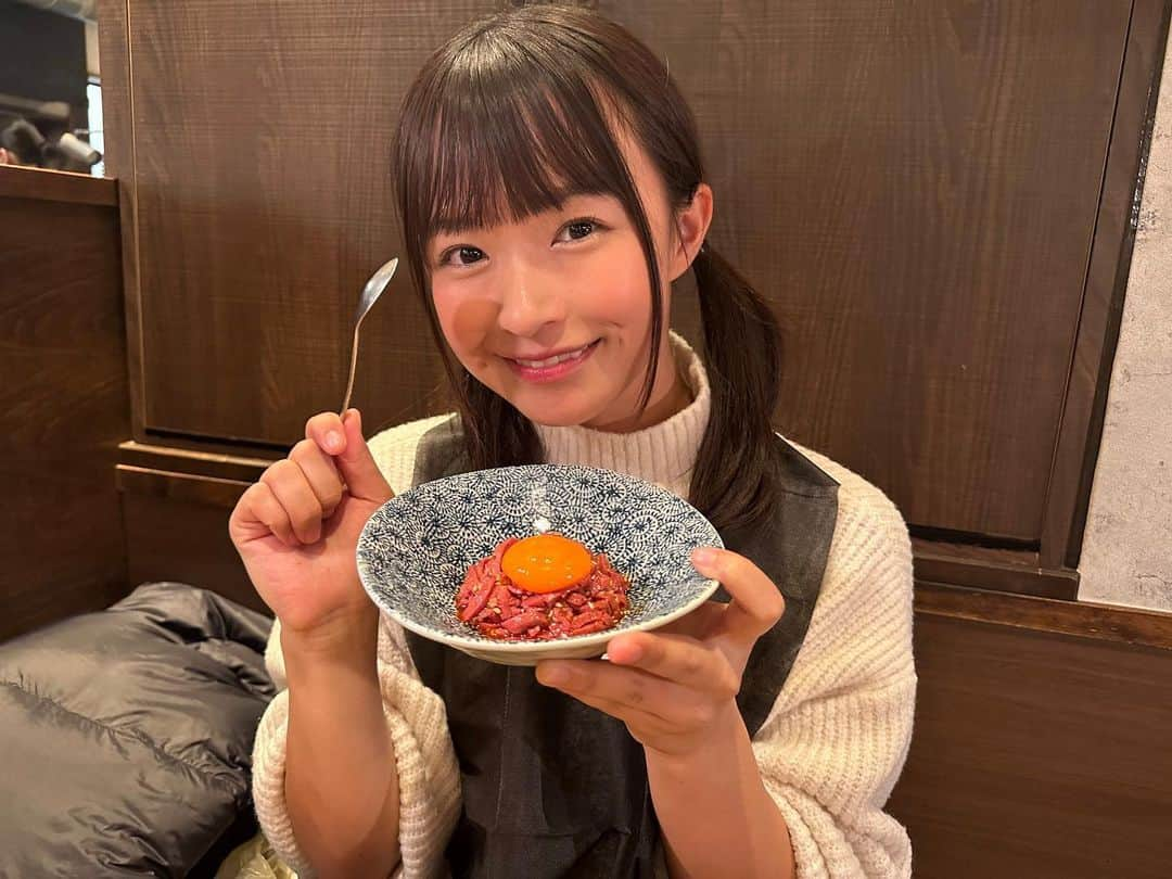 百川晴香さんのインスタグラム写真 - (百川晴香Instagram)「炭火焼肉ホルモンうしごろ中目黒店に私の変な友達なつきと行って来ました🥰🥰🥰  飲み物がギガサイズまであるの！すごくない😂？  ハッピーアワーもやってるらしいよん (土日13:00~16:00/平日16:00~17:30) 生ビールとかお酒が300円くらいで飲めるの最高すぎ🤤  お肉はね、冷凍してない新鮮な豚タンがめっちゃ美味しかった🤤🤤🤤🤤🤤  あと、ホルモン臭みないし食べやすくて美味しくて流石でした👏❤️  今度はハッピーアワーの時間に行きたいなー😙😙  #PR #花粉症 炭火焼肉ホルモンうしごろ中目黒店 #ホルモンうしごろ #中目黒ディナー #中目黒焼肉 #中目黒グルメ」11月29日 21時13分 - momokawaharuka