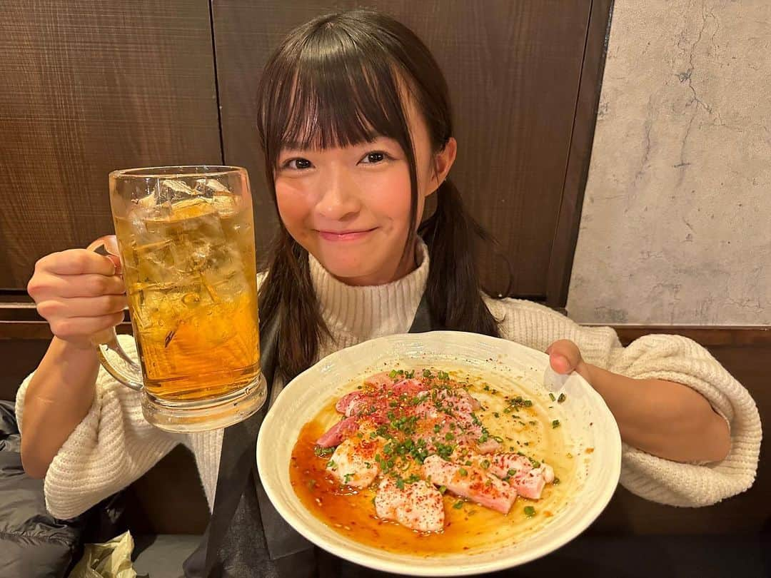 百川晴香のインスタグラム：「炭火焼肉ホルモンうしごろ中目黒店に私の変な友達なつきと行って来ました🥰🥰🥰  飲み物がギガサイズまであるの！すごくない😂？  ハッピーアワーもやってるらしいよん (土日13:00~16:00/平日16:00~17:30) 生ビールとかお酒が300円くらいで飲めるの最高すぎ🤤  お肉はね、冷凍してない新鮮な豚タンがめっちゃ美味しかった🤤🤤🤤🤤🤤  あと、ホルモン臭みないし食べやすくて美味しくて流石でした👏❤️  今度はハッピーアワーの時間に行きたいなー😙😙  #PR #花粉症 炭火焼肉ホルモンうしごろ中目黒店 #ホルモンうしごろ #中目黒ディナー #中目黒焼肉 #中目黒グルメ」