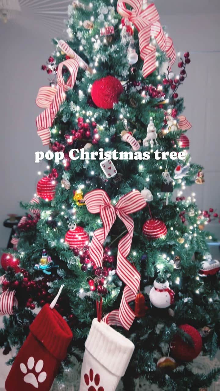 村上沙織のインスタグラム：「2階のクリスマスツリーは出来上がり♡♡ 2階のは前のお家からのオーナメントに今年買ったオーナメントやリボンでアップデート♡♡  家族からは2階の方がpopでワクワクすると好評です！ あー楽しい。 #christmastree#クリスマスツリー#saorin_home」
