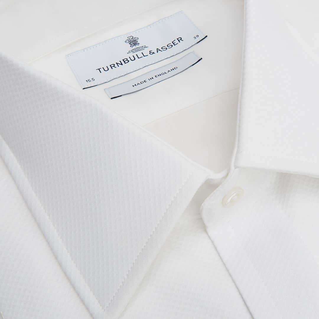 ターンブル&アッサーさんのインスタグラム写真 - (ターンブル&アッサーInstagram)「The foundation of most eveningwear ensembles, every gentleman should invest in an exceptionally made white cotton dress shirt. It's the perfect starting point for upcoming festive celebrations.⁠ ⁠ #TurnbullandAsser⁠ ⁠」11月29日 21時15分 - turnbull_asser