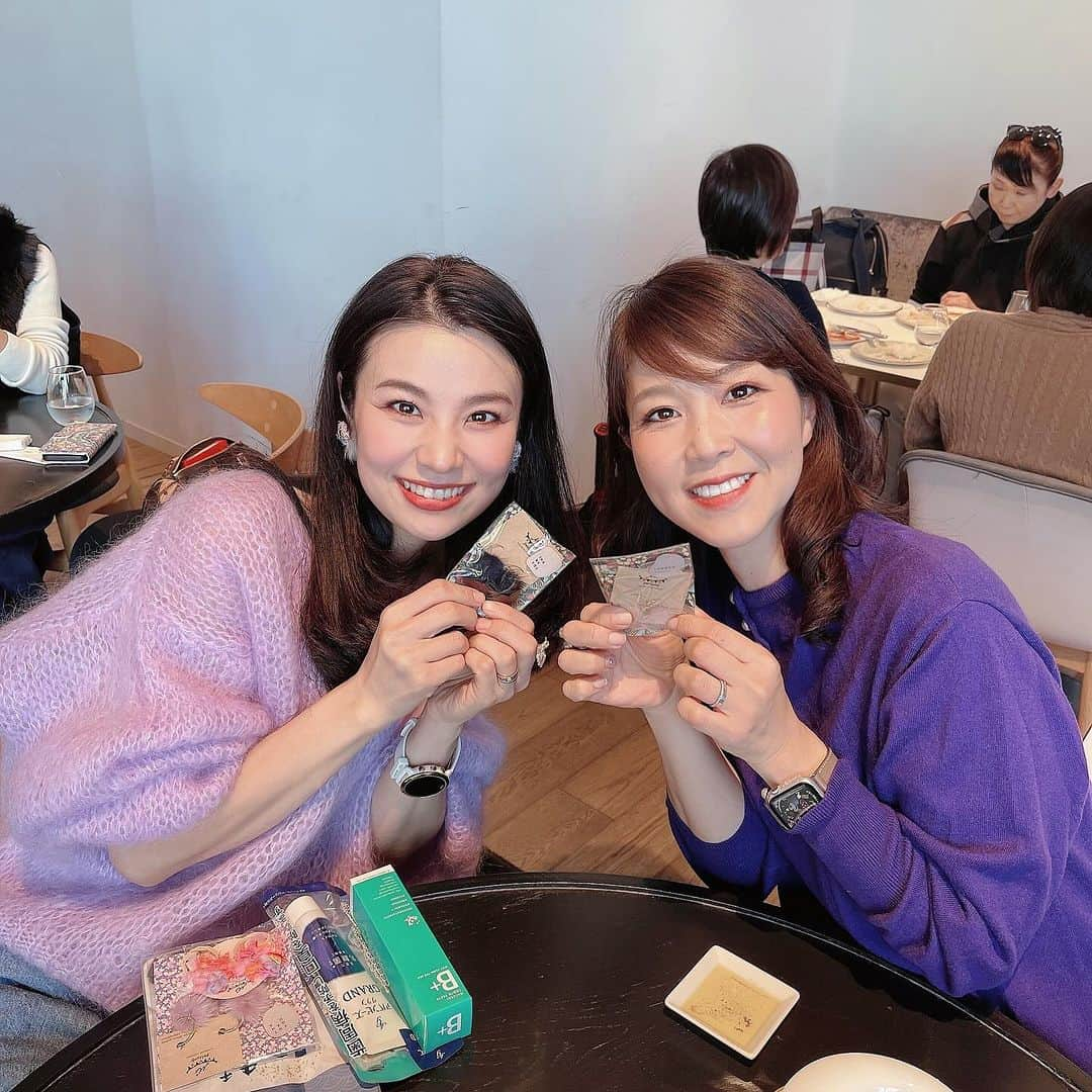 相沢礼子さんのインスタグラム写真 - (相沢礼子Instagram)「誕生日のお祝いに３人でお揃いのイヤリングをゆうちぇるのお友達にプレゼントしていただきました♡ @m.s._gallery ありがとうございます^ ^  そして、 あやちゃんからのNARSのかわいいアイシャドウを誕生日プレゼントにいただいちゃいました♡クリスマスのカラーみたいです🎄ありがとう。 ゆうちぇるからCHANELの名前入り鏡♡を誕生日プレゼントにいただいて感謝でいっぱいです。 ありがとう♡  ゆうちぇるの歯がとても白くて綺麗で、ホワイトニングしてるのか聞いたら、歯磨き粉でそうなったかも！！？とのことで、わたしにもプレゼントしてくれました😋ありがとう^ ^白くなりますように♡   #誕生日  #誕生日プレゼント #centforce  #セントフォース #photooftheday  #相沢礼子」11月29日 21時16分 - reikoaizawa828