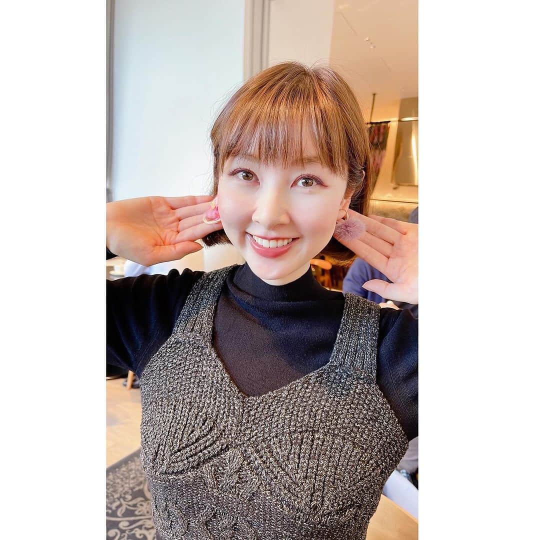 相沢礼子さんのインスタグラム写真 - (相沢礼子Instagram)「誕生日のお祝いに３人でお揃いのイヤリングをゆうちぇるのお友達にプレゼントしていただきました♡ @m.s._gallery ありがとうございます^ ^  そして、 あやちゃんからのNARSのかわいいアイシャドウを誕生日プレゼントにいただいちゃいました♡クリスマスのカラーみたいです🎄ありがとう。 ゆうちぇるからCHANELの名前入り鏡♡を誕生日プレゼントにいただいて感謝でいっぱいです。 ありがとう♡  ゆうちぇるの歯がとても白くて綺麗で、ホワイトニングしてるのか聞いたら、歯磨き粉でそうなったかも！！？とのことで、わたしにもプレゼントしてくれました😋ありがとう^ ^白くなりますように♡   #誕生日  #誕生日プレゼント #centforce  #セントフォース #photooftheday  #相沢礼子」11月29日 21時16分 - reikoaizawa828