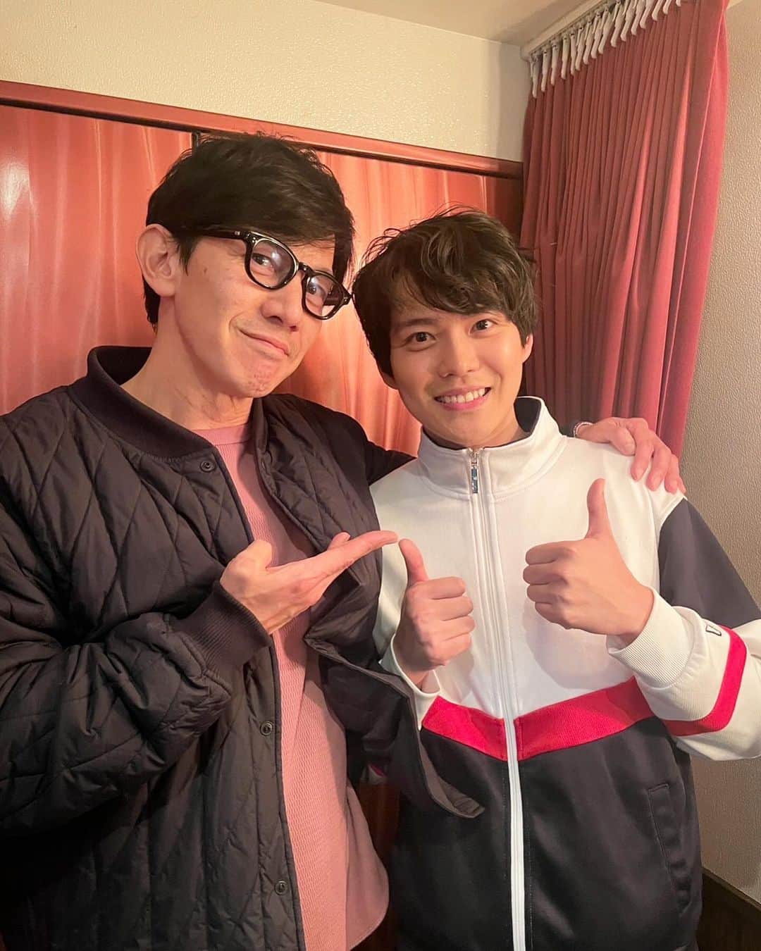 盛岡豊のインスタグラム：「事務所仲間の松延知明出演舞台、『青いはる』@シアターアルファ東京。  みんなキラキラ✨それだけでアオハルだ。  知明のナチュラルさ、良かったなぁ。  12月3日まで！  #青いはる #松延知明」