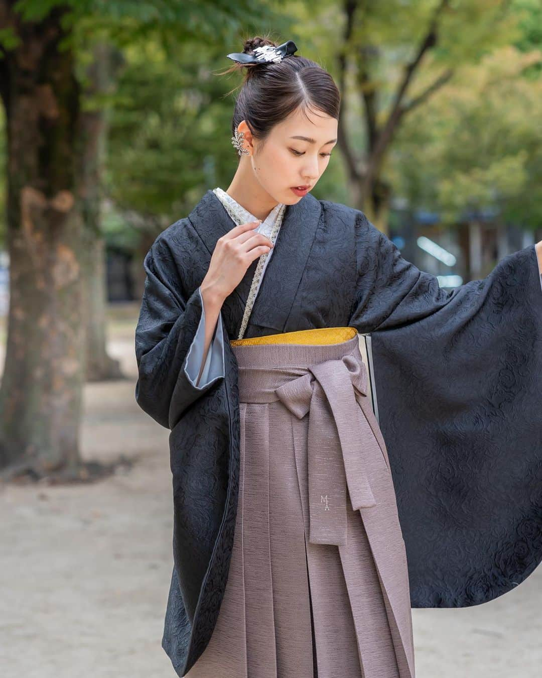 津田萌夏さんのインスタグラム写真 - (津田萌夏Instagram)「.  昭和顔なのかな？笑  10月の @tokimo_kimono さんの撮影データ、これで全部かな✨  これから、前撮り、卒業シーズン！ まだ選べてない方ぜひご検討くださいね🤗　　 いろんなジャンルの袴、着物がたくさんあります♡  明日やっと眉毛とまつ毛整えに行ける💪🏻 寒いと家から出にくくなる人です でも撮影は行くので、撮影のご依頼お待ちしてます！  photo @otsu.sg  h&m @serlia07 @misaco_1130   . . . .  . . . . #卒業袴 #袴 #袴ヘア #袴ヘアアレンジ #袴レンタル #tokimo #振袖 #和装モデル #袴モデル #袴展示会 #ヘアメイク #卒業袴 #生花ヘアアレンジ #生花 #緑袴 #着物 #卒業式前撮り #大人袴 #フリーモデル」11月29日 21時17分 - 168.tsuda