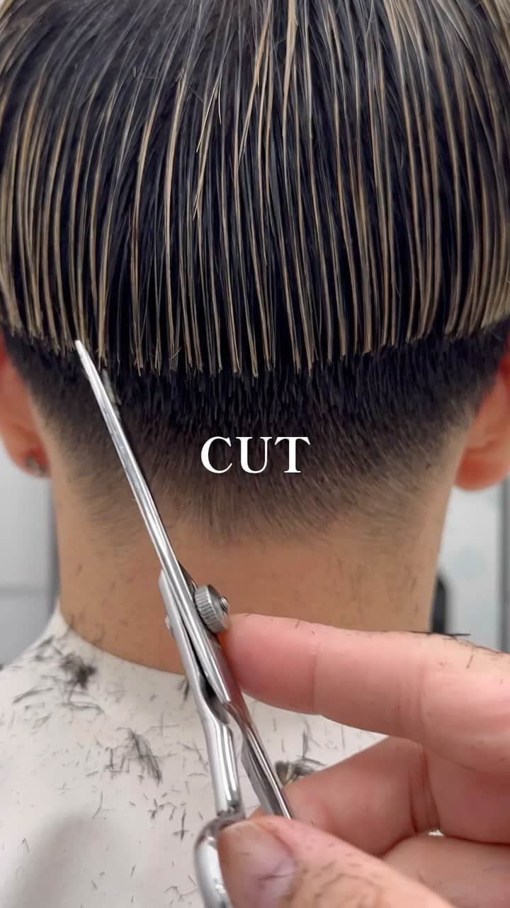 Seiichiro Kawakamiのインスタグラム：「CUT🩵 . ➖➖➖➖➖➖➖➖➖➖➖➖➖➖ . 《《　ご予約　》》 【平日】10時～20時 〜【Price】〜 カット_6800円 カラー_8800円 カット＋カラー_12000円 カット＋ダブルカラー_21000円 カット＋3Dハイライト_21000円 カット＋パーマ_13000円 カット＋縮毛矯正_21000円 髪質改善トリートメント_8800円 . ➖➖➖➖➖➖➖➖➖➖➖➖➖➖ . #cut #bob #カット動画 #切 #銀座美容室」