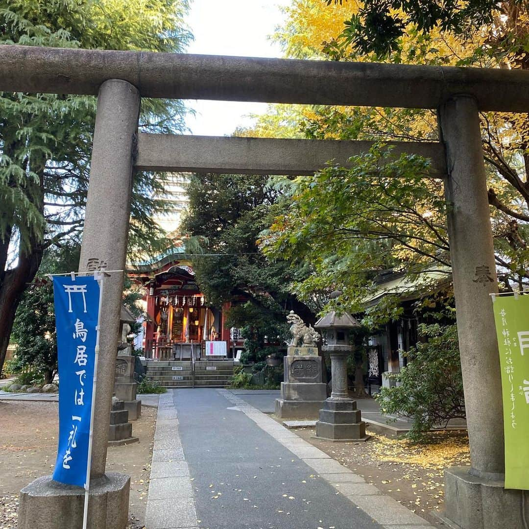 井上富美子のインスタグラム：「今日も仕事前にいつものスタジオ近くの神社へ ご挨拶🙏  花手水が美しかった🌸🌸🌸✨️  #熊野神社 #手水舎 #手水鉢 #花手水 #外苑前 #いつも #お仕事 #ありがとうございます #感謝」