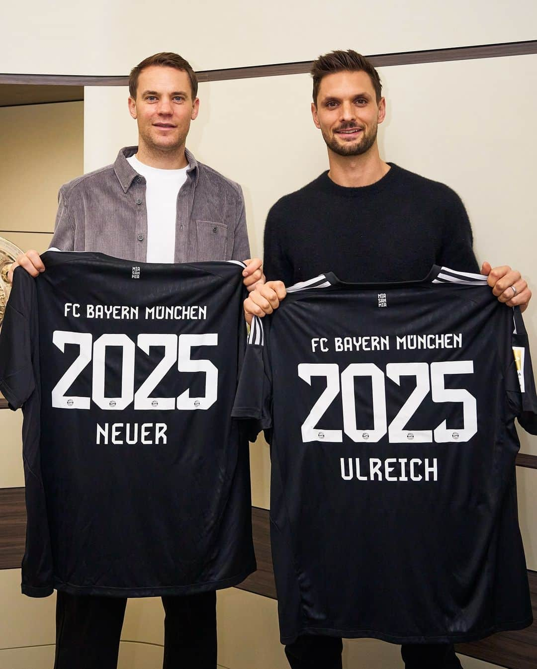 バイエルン・ミュンヘンのインスタグラム：「𝙍𝘼𝙁𝙁𝙇𝙀 𝙏𝙄𝙈𝙀 🤩🧤  You could be in with a chance of winning a signed shirt from either Manuel #Neuer or Sven #Ulreich following their contract extensions! ✍️❤️  Click link in bio to enter! 📲  #FCBayern MiaSanMia」