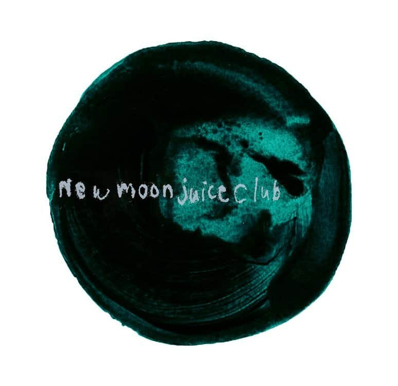 Sunshine Juiceさんのインスタグラム写真 - (Sunshine JuiceInstagram)「新月のタイミングでジュースクレンズをするコミュニティ ｢new moon juice club🌚🌝｣  12月のメニューは ターメリックルーツ 1L デイリージュース“ケール” 1L  いよいよ12月！ 寒い時期のデトックスにおすすめのメニューは、冬に旬を迎える根菜を使ったジュースです👏 土の中でゆっくり時間をかけて育つ根菜は、大地のミネラルをたっぷり吸収し、冬は甘く美味しいだけでなく栄養価も高くなります。 年末年始のパーティーシーズンに合わせて肝機能をケアするウコンに人参や生姜など体を温める働きのある根菜をブレンドしました。  ついつい食べ過ぎたり飲み過ぎたりしてしまう12月も、リセットする日があると心もからだも落ち着きますよね😊👍  12月の新月は12/13です！12月からお届け希望の方は12/3までにご注文ください🌞  #stayjuicy #sunshinejuice #coldpressedjuice #juicecleanse #cleansejuice #newmoon #新月#コールドプレスジュース #クレンズ #ジュースクレンズ」11月29日 21時18分 - sunshinejuicetokyo