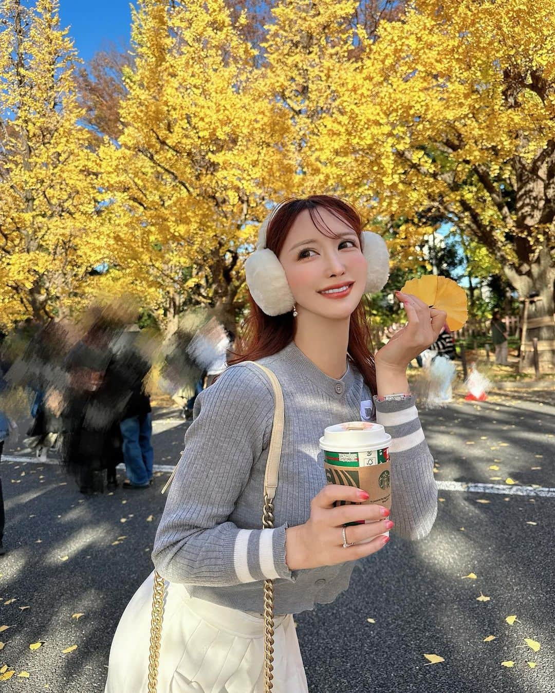 蘭子さんのインスタグラム写真 - (蘭子Instagram)「#OOTD . スタバ飲みながら銀杏並木通りのお散歩、 気温も全て今が一番最高💓 鮮やかな黄色で凄く綺麗だったよ〜🍁✨🟡 . 質問のあったイヤーマフ／トップスは @shein_japan です💓 . . . #銀杏並木#いちょう並木 #イチョウ並木#紅葉#紅葉スポット#紅葉デート#紅葉狩り#紅葉シーズン#紅葉ポートレート#東京観光#日本旅行#国内旅行#タビジョ#旅スタグラム#旅行好きな人と繋がりたい#外苑前いちょう並木#表参道デート #神宮前ランチ #外苑前ランチ#グレーコーデ#消えそうな色コーデ#shein購入品 #tokyo#tokyofashion#tokyojapan#tokyotrip#tokyotravel#japantravel#japantrip」11月29日 21時28分 - xx_ranko_xx