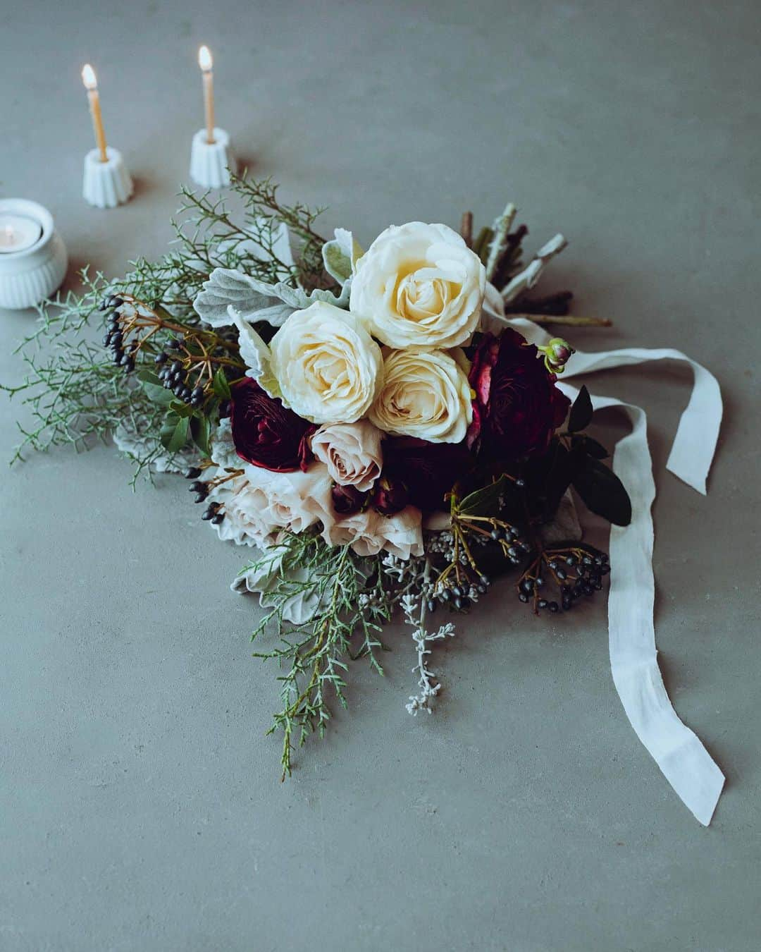 増田由希子さんのインスタグラム写真 - (増田由希子Instagram)「Winter bouquet using roses and ranunculus.🕯 #rose #roses #ranunculus #bouquet   🌲クリスマス1日講座開催のお知らせ🌲   季節の花あしらい・クリスマス1日講座を 開催いたします。 聖夜を彩る、素敵な花束を作ってみませんか。   「聖夜の花束 」 開催日：2023年12月23日(土)　 場所：NHK文化センター町田教室  ※お申込みは、NHK文化センター町田教室Web site、窓口にて   ※写真は、イメージです」11月29日 21時21分 - nonihana_