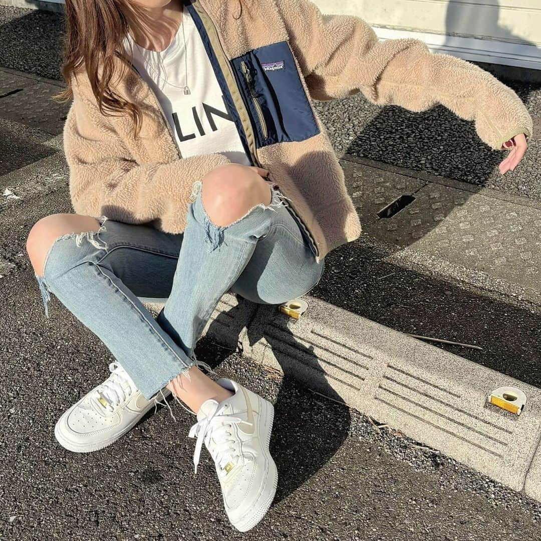 Maiのインスタグラム：「・ この前の📷  @patagonia はかなり前に買ったものだけど今でも大事に着てる😌💛  コーデの詳細はブログに書いてます📝  #patagonia #sneakers #nike #nikeairforce1 #celine #celinebyhedislimane」