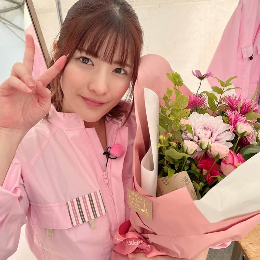 上矢えり奈のインスタグラム：「＊-＊-＊-＊-＊-＊-＊-＊  お誕生日当日は、浜松での公開収録イベント！ ステージ中にサプライズでお祝いしていただき 本当にありがとうございました😭💐  たくさんおめでと〜ってお祝いしてもらえて 幸せだ〜ヽ(´▽｀)/ 素敵な誕生日の幕開け🎊  erina.  ＊-＊-＊-＊-＊-＊-＊-＊  #お誕生日　#誕生日当日　#バースデーガール　#浜松　#染織りマーケット　#上矢えり奈　#ヨエロスン」