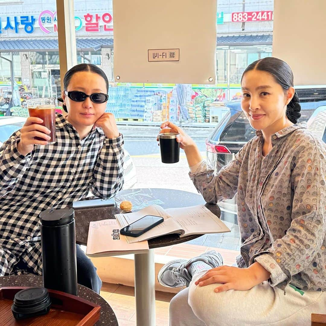 パク・ジヨンさんのインスタグラム写真 - (パク・ジヨンInstagram)「👯‍♂️☕️#혼례대첩 #김가영배우」11月29日 21時23分 - queen_j.y.p