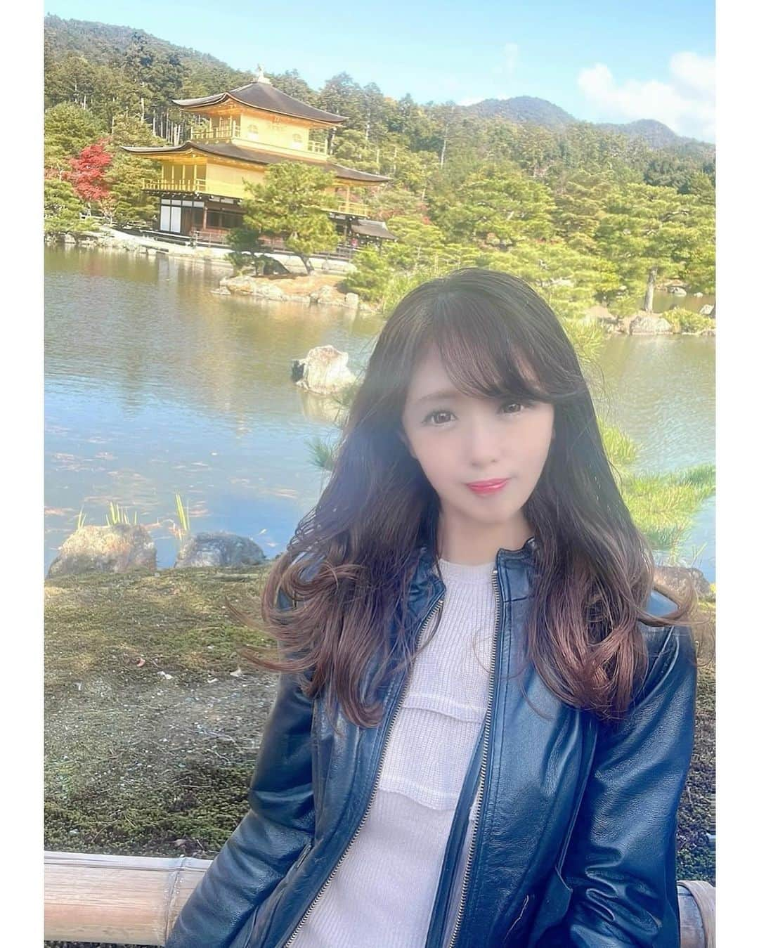 pe_momo.293のインスタグラム：「こんばんわ♡. 金閣寺とわたし🥰. . . 🍁はちらほらだったけど 久しぶりの金閣寺見れて嬉しかったよ💕. 金閣寺煌びやかだね🩷 . . 今日も見にきてくれてありがとう（˶′◡‵˶）. いつも嬉しいよ❤️. . . .  #京都紅葉 #京都#紅葉スポット #女子旅#そうだ京都行こう#紅葉ライトアップ #京都大好き#金閣寺#japan#kyoto#koy #京都観光スポット #美しい世界#京都神社巡り #日本の美しい景色 #神社巡り #神社好きな人と繋がりたい」