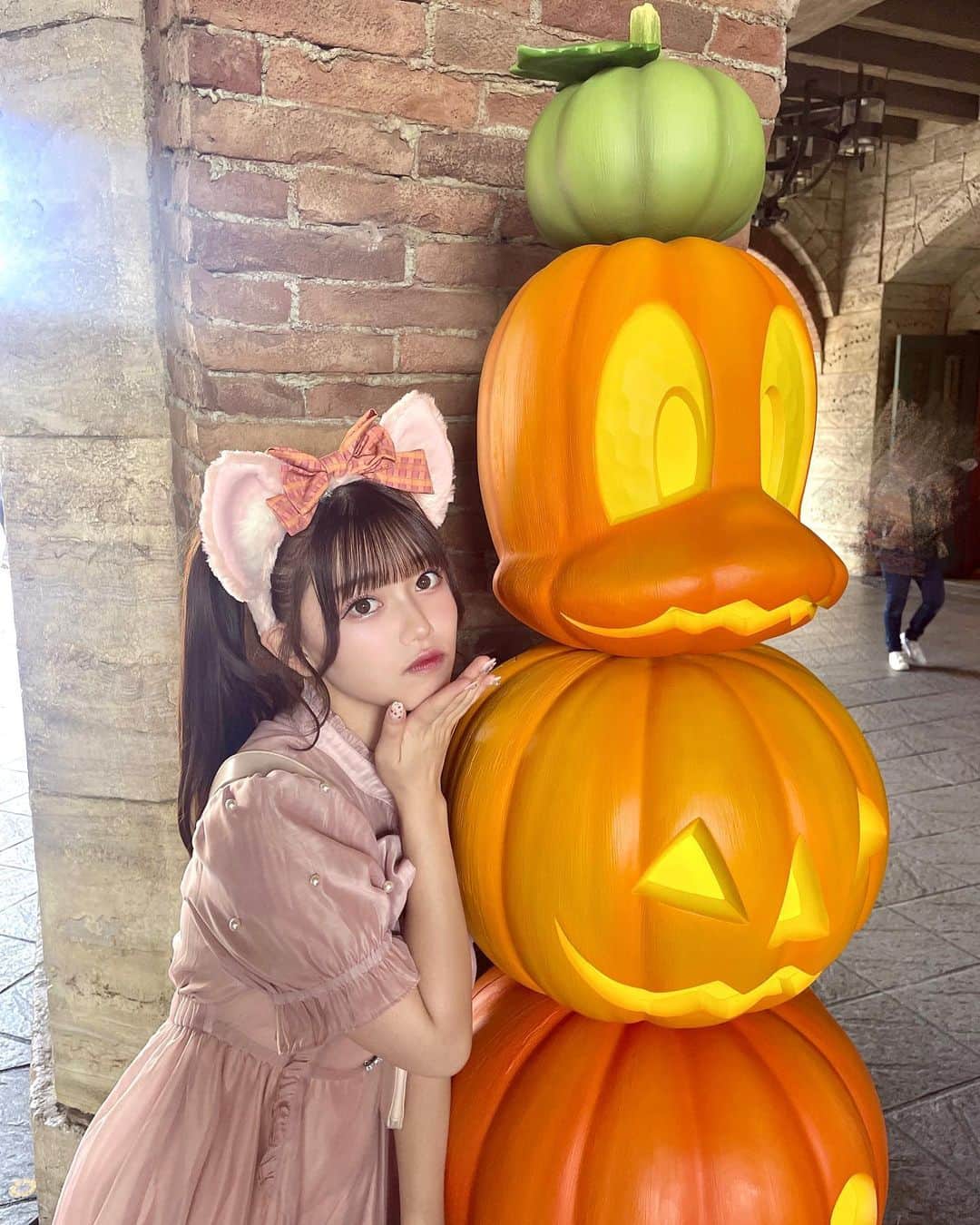 大場結女さんのインスタグラム写真 - (大場結女Instagram)「ディズニー行ったのハロウィンが最後だ~🎃 カボチャと撮ったのお気に入り♪ 1番上ドナルドだよ!!  今はもうパークはクリスマス仕様なんだよなあ🎄🦌🛷🎅🏻 早く行きたい!!!」11月29日 21時24分 - yume.o__06