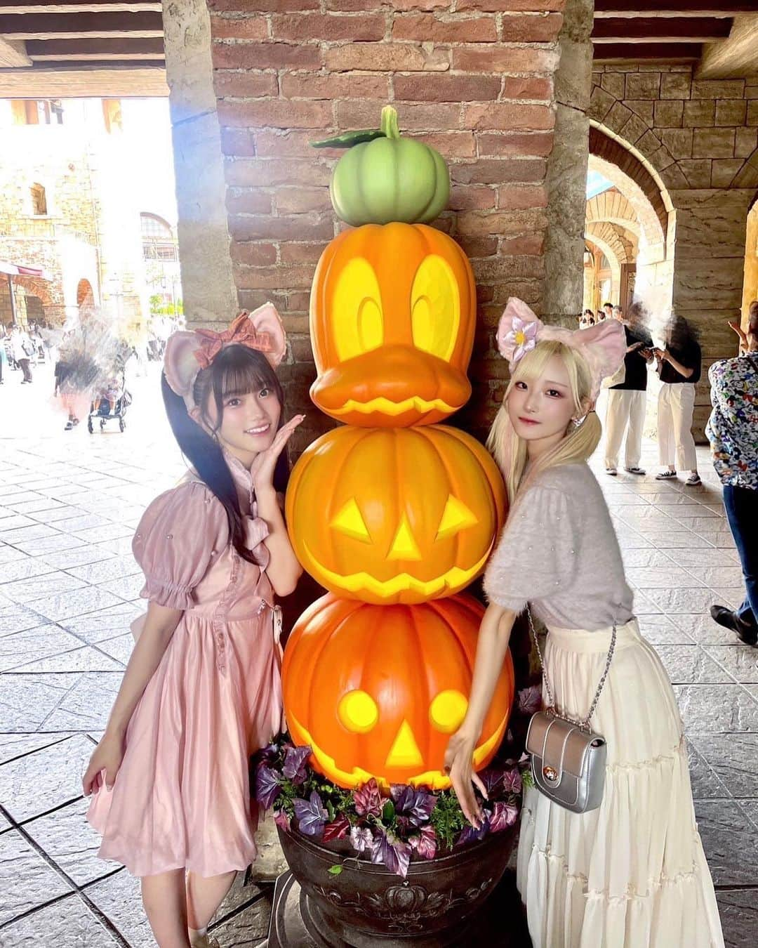 大場結女さんのインスタグラム写真 - (大場結女Instagram)「ディズニー行ったのハロウィンが最後だ~🎃 カボチャと撮ったのお気に入り♪ 1番上ドナルドだよ!!  今はもうパークはクリスマス仕様なんだよなあ🎄🦌🛷🎅🏻 早く行きたい!!!」11月29日 21時24分 - yume.o__06