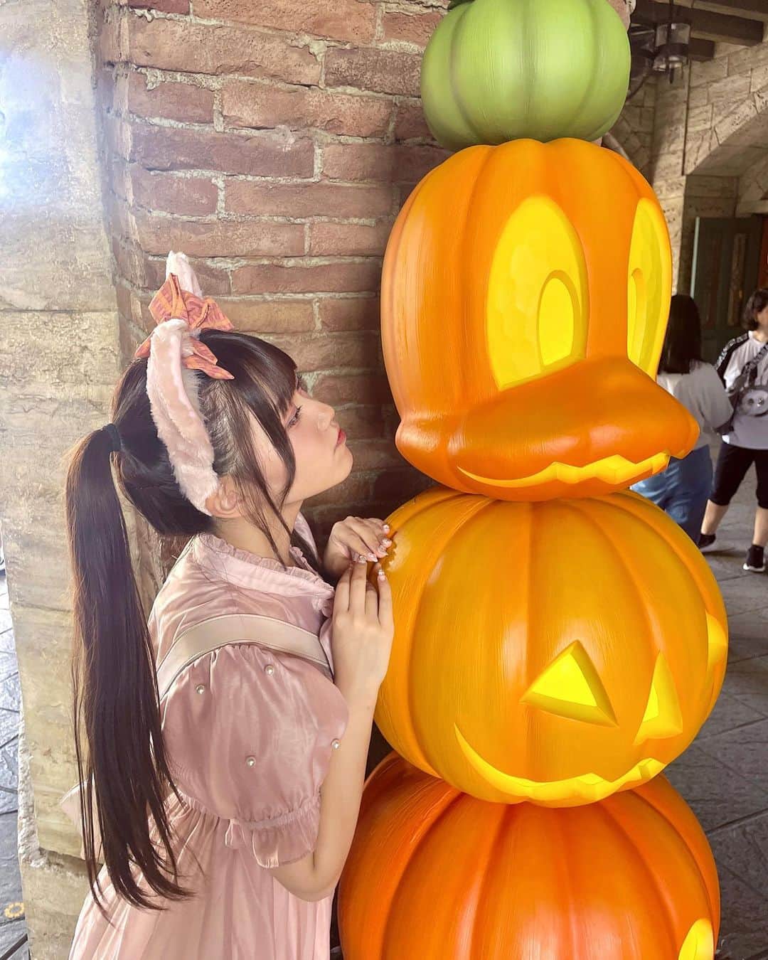 大場結女さんのインスタグラム写真 - (大場結女Instagram)「ディズニー行ったのハロウィンが最後だ~🎃 カボチャと撮ったのお気に入り♪ 1番上ドナルドだよ!!  今はもうパークはクリスマス仕様なんだよなあ🎄🦌🛷🎅🏻 早く行きたい!!!」11月29日 21時24分 - yume.o__06