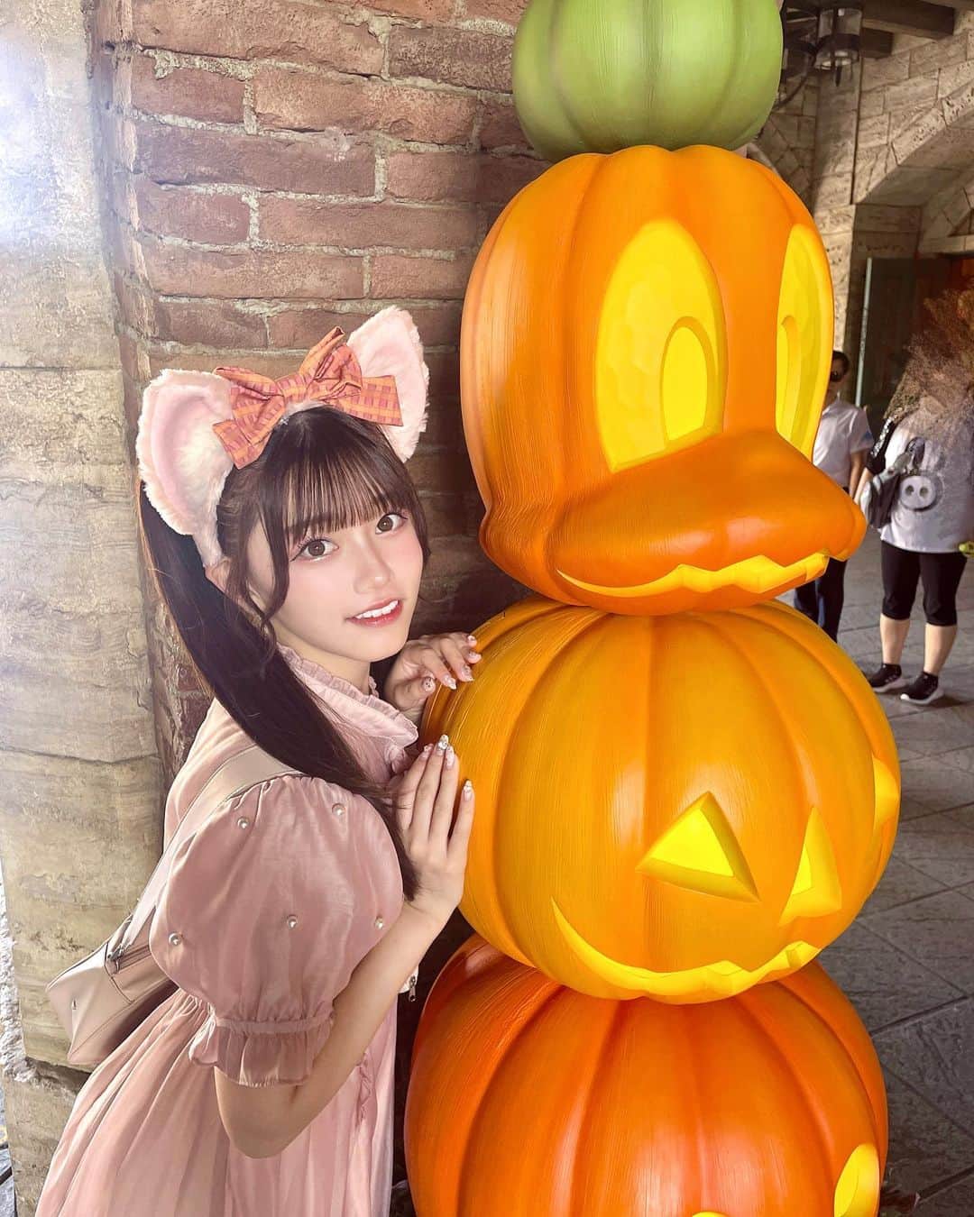 大場結女のインスタグラム：「ディズニー行ったのハロウィンが最後だ~🎃 カボチャと撮ったのお気に入り♪ 1番上ドナルドだよ!!  今はもうパークはクリスマス仕様なんだよなあ🎄🦌🛷🎅🏻 早く行きたい!!!」