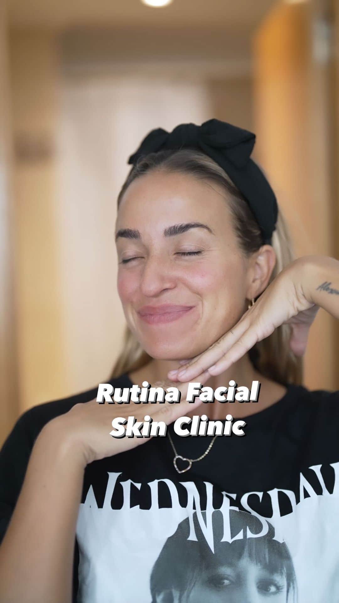 ジェマ・マリンのインスタグラム：「Mi rutina desde Septiembre 🤩   Cada 2-3 meses suelo cambiar algún producto para que la piel no se acostumbre 😊   Habéis probado alguno de estos?? Yo los compro siempre en la clínica de mi amiga.   #rutina #rutinafacial #skinclinic #facial #skin #selfcare #autocuidado」