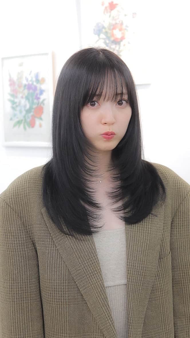 オオモトのインスタグラム：「愛理ヘアメンテ✂︎ 今回はナチュラルに暗髪に。 暗髪ブラウン。レイヤーも入れ直してます✂︎ ・ WOM  代表　オオモト @bobby_omoto_style @wom_hair_ ご予約はinstaDM or TEL にて🙇🏻‍♂️  ・ 直近空き予約や、日々の髪型はストーリーにて随時投稿しております🤚🏻気軽にご予約お待ちしております💌 ※ご新規様は注意事項を必読の上ご予約お願いいたします。  ・ お値段、ご予約方法、場所、などはストーリーハイライトに明記しております✨  税抜表示 ご新規様ブリーチ最終受付17時半 基本月、木休み 現在中途スタッフ、新卒スタッフを募集しております！ ご興味あるかたはDMお待ちしております！  ・」