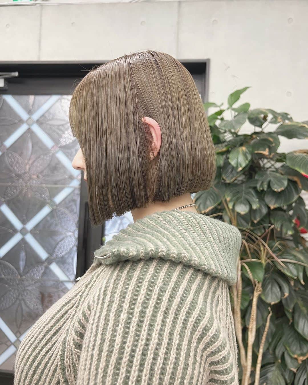 兼井遼のインスタグラム：「オリーブベージュ＊  柔らかくほつれるヘア😌  ツヤのある 暗くても透明のある カラーならお任せください☺️  11月12月のご予約も まだまだお取りできます🙇🏻  ご質問などは コメントにてお問い合わせください！😌  #ケアカラー  #ヘアアレンジ  #ケアダブルカラー  #巻き方  #髪質改善カラー  #イルミナカラー  #ミルクティーベージュ #グレージュ  #ケアブリーチ  #ハイライトカラー  #ハイトーンカラー  #ブリーチ  #ダブルカラー   #インナーカラー  #オリーブアッシュ  #グラデーションカラー  #グレージュカラー  #ツヤトーン  #パーマ  #艶髪  #外国人風  #髪質改善トリートメント  #くびれヘア  #シースルーバング  #髪質改善  #ラベンダーグレージュ  #オリーブグレージュ  #トリートメント  #ヘアアクセサリー　#インナーハイライト」