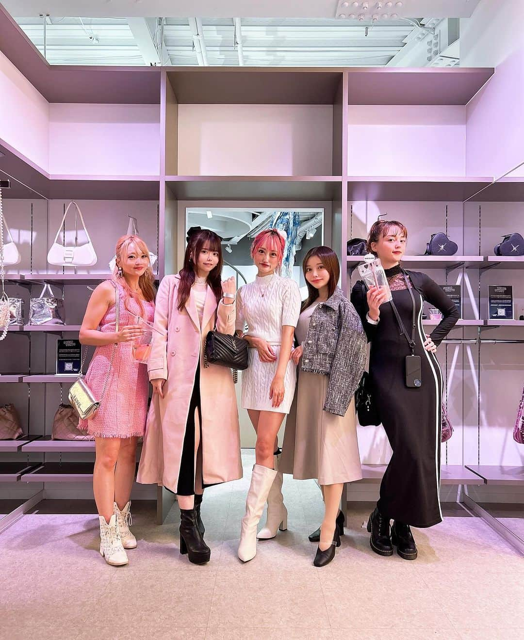 りなたろすさんのインスタグラム写真 - (りなたろすInstagram)「⁡ 表参道にあるSHEIN TOKYOで行われた SHEGLAMレセプションパーティに 行ってきたよ🪩✨🥰 @sheglam_official  @sheglam_japan  @sheinofficial  @shein_japan  ⁡ ⁡ SHEGLAMはSNSで今 めっちゃ話題のコスメ！💄💋✨ 超気になってたの🥹🥹🥹 ⁡ ⁡ 6,000円でフルメイクができるコスパの良さ🫰🏻 もう合計売上500万本を突破したんだって〜🫣🩷 ⁡ ⁡ 11月24日（金）から ドンキホーテ、ローズマリーなどの バラエティ店舗で発売開始されてるよ🫶🏻 ⁡ 近々まとめてレビューします💄🩶 ⁡ ⁡ ୨୧┈┈┈┈┈┈┈┈┈┈┈┈┈┈┈┈┈┈୨୧ ⁡ お得なクーポンあるので 良かったら使ってください(  ᴗ ᴗ)" ⬇️クーポンコード⬇️  【⠀SHEGLAM177⠀】 ⁡ 💰0-5999円で15%ＯＦＦ 💰6000円以上のご購入で20％ＯＦＦ 🗓有効期限：2023/12/31まで ⁡ ୨୧┈┈┈┈┈┈┈┈┈┈┈┈┈┈┈┈┈┈୨୧ ⁡ ⁡ お洋服もSHEINで買ったんだけど これ当たりだったー！‪👊🏻💓‬ ⁡最後のページに写真載せたよ🫶🏻  商品ID🏷𓈒𓏸︎︎︎︎23503928 ⁡ ⁡ ⁡ ⁡ ⁡ ⁡ ⁡ #PR #SHEGLAM #SHEGLAMBeAGlamour #グラマーになろう#shein#sheinコスメレビュー  #shein購入品 #sheintokyo #ドンキ購入品 #ドンキホーテ #シーグラム #sheglamcosmetics #SHEINコスメ #レセプションパーティー #sheinクーポン」11月29日 21時36分 - 1103r_h