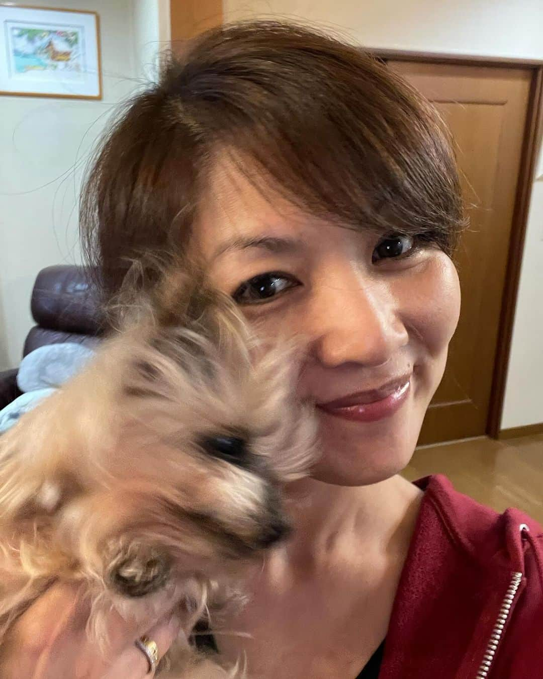 飯島直子さんのインスタグラム写真 - (飯島直子Instagram)「こんばんは^ - ^♪  今日は暖かい日でした  洗濯物を干したことを夜まで忘れ  みんなのメッセージをよんで気づき 慌てて取り込みました^ - ^  ありがとう  わが家のエコキュートは故障し  取り替えになりました^ - ^  家電はここぞと大事なときに壊れます  今日は銭湯へ行く予定でしたが  ここを見ている姉から「お風呂入れたからおいで」と  たまに姉らしいことを言います  家に着くと風呂場のドアに義兄からメッセージの貼り紙が  くやしいけど笑ってしまいました  いい湯でした^ - ^  その後は姉の薄いコーヒーとアイスをいただき帰宅  人間ドックの疲れがとれました^ - ^  26.27.28日のへんじすこしです＾＾  sakura_biyoli56才誕生日おめでとう♪ 夜はホットケーキ食べれたかな^ - ^そうね、 カラダのケア大事にしようね^ ^自分にやさしく… 健康に気をつけてステキな一年になりますように♪  va3891sachie54才誕生日おめでとう♪ ほどよく運動して…しっかりごはん食べる^ - ^健康が一番だよね^_^カラダに気をつけステキな一年にしてね♪  真由56才誕生日おめでとう♪娘にランチをご馳走にいいね♪体調大丈夫かな？ドックも一年に一回はやろうね^ - ^健康に気をつけ良い一年になりますように♪  pinoko末っ子次男２０才おめでとう♪ベタベタしてやったかな(*´∀｀*)？pinokoも子供達の成長を見ていくためにも健康に気をつけてね、ステキな一年になりますように♪  純子母75才誕生日おめでとう♪可愛らしい自慢の母♡純子がかわいいからお母さんも同じなんだね♪ 健康で元気に長生きしてね♪  yoshie！お母さん75才誕生日おめでとう♪ 検査連れていこう！長生きしてくれないと！ 健康で元気に良い一年になりますように(´∀｀=)  おっ！銀賞おめでとう♪おいしいお酒飲めたね♪ 淳二！  mikko♪ステキな着物姿にかわいい息子ふたり♡  なおちゃん、なおこ、なんでもいいよ！  惠永大丈夫？！ムリしないでね(*´-`)  真由美♪  コンビニで探していたものは検査食についてくる クラッカー、5枚しかないので足そうと、もくろんでました  フローレンスくんさん改名^ - ^？！  検査行こう！55才典子♪  あさの♪美人さん♪  明日大腸検査！検査食のビーフシチューおいしいよね、あと3倍あればもっとい^ - ^麻酔するし 怖くないよ！大丈夫^ - ^あっという間に終わるからね、頑張ってね٩(๑❛ᴗ❛๑)۶k.rino！  気が合うね〜あづ♪  初任者研修の試験！ガンバレ٩(๑❛ᴗ❛๑)۶えつこ！  半年前から新しい職場、周りは頭良く仕事も出来 自分が情けなく…慣れない環境で半年思い悩み辛かったね(*´-`) バカだと思われると思い…はじめから出来るひとなんていないよ^ - ^ 彼等だって最初からなんでも出来たわけじゃない 足が速いひともいれば、足の遅いひともいる 遅くても諦めずに走れば必ずゴールできるよね^_^  体調も良くなくつらいかもしれないけど 一度でいいから、いや、何度でも勇気出して聞きたいこと、教わりたいことを聞いてみたら良いかなとおもう  続けていくか否かはその時に決めればいいとおもうよ^ - ^まずは、勇気を出し一歩だけ進んでみよう ファイト！マオ٩(๑❛ᴗ❛๑)۶  さえ♡  小指の黒テープはへバーデン結節が痛むときしてるよ、ファイテンのテープ^ ^みさと！  片栗粉と粉砂糖まちがえ唐揚げ…なんかおいしそう… たまき！  ベランダからサンタさんとトナカイが見えた… かわいい…可愛すぎる…きっと本当に見えたんだよ 好至恵♡  ayuboの愛犬ハル2才おめでとう♪元気に長生きしてね♡  明日は良い日になるよ♪ひかる！  あゆみ！インフルから復活！よかったよかった… 喉大事にしてね、栄養しっかりとって！  今日も一日お疲れさまでした  明日からまたさむくなるみたいだから  みんな体調に気をつけてね  ゆっくり眠れますように  おやすみなさい( ´ ▽ ` )ﾉ  また明日♡♡」11月29日 21時37分 - naoko_iijima_705_official