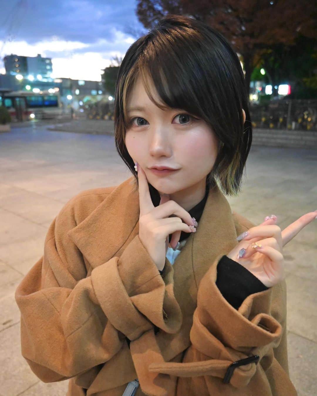 うどん屋のインスタグラム：「そろそろ本気のあったかコートじゃないとなー🦙🧶   #ロングコート  #冬コーデ #被写体モデル  #撮影モデル  #ポトレ #偶像  #idola #ootd」