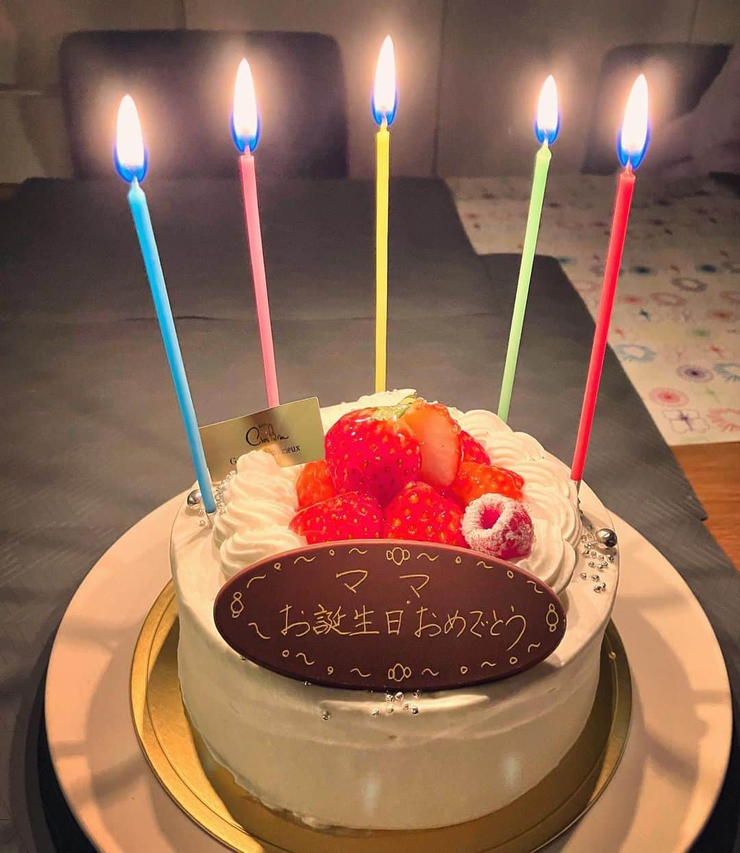 しおやてるこのインスタグラム：「今日はいい肉の日。サンキュー家族！娘と夫が何故かイケボでハピバソング歌ってくれてフイタよ😂楽しい誕生会でした。マジ感謝🎂誕生日プレゼントの「いい肉」は後日食いに行きます」