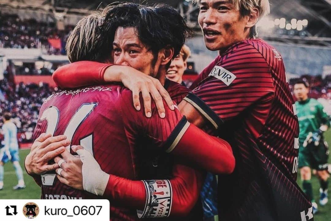 山口蛍さんのインスタグラム写真 - (山口蛍Instagram)「#Repost @kuro_0607 with @use.repost ・・・ 🏆 夫を支えるのは任せろ！と成るようになる精神の私が スポーツ選手の奥さんって大変‼︎と痛感した今シーズンでした。 治療跡だらけの身体を見て、試合に行かないでと泣いてごめん。笑 (誤解の無い様に。カッピングの跡が凄く大事に映る😂  一見華やかに見える世界だけど、目に映るものだけが全てじゃない。 これまで目を背けたくなるような言葉も沢山目にしてきました。 やっとやっと報われたかな？と万感の思いです。  最後まで諦めずにサポートして下さった仲間を含め沢山の方々、 本当にありがとうございました。 この感謝を表す言葉が見つかりません ・ 最高の景色をありがとう。誇らしい🐮🎖️ ああだこうだ言い合える仲間に出会えた事、私にとっても宝物です。  そしてクロが居なきゃ踏ん張れなかった。 ありがとうクロ🫶🏻 ・ #visselkobe #ヴィッセル神戸 #山口蛍 #左膝ありがとう。よく頑張ってくれました #20231125」11月29日 21時30分 - hotaru10_official