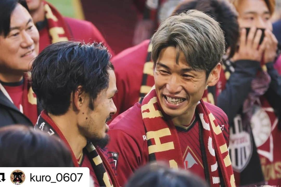 山口蛍さんのインスタグラム写真 - (山口蛍Instagram)「#Repost @kuro_0607 with @use.repost ・・・ 🏆 夫を支えるのは任せろ！と成るようになる精神の私が スポーツ選手の奥さんって大変‼︎と痛感した今シーズンでした。 治療跡だらけの身体を見て、試合に行かないでと泣いてごめん。笑 (誤解の無い様に。カッピングの跡が凄く大事に映る😂  一見華やかに見える世界だけど、目に映るものだけが全てじゃない。 これまで目を背けたくなるような言葉も沢山目にしてきました。 やっとやっと報われたかな？と万感の思いです。  最後まで諦めずにサポートして下さった仲間を含め沢山の方々、 本当にありがとうございました。 この感謝を表す言葉が見つかりません ・ 最高の景色をありがとう。誇らしい🐮🎖️ ああだこうだ言い合える仲間に出会えた事、私にとっても宝物です。  そしてクロが居なきゃ踏ん張れなかった。 ありがとうクロ🫶🏻 ・ #visselkobe #ヴィッセル神戸 #山口蛍 #左膝ありがとう。よく頑張ってくれました #20231125」11月29日 21時30分 - hotaru10_official