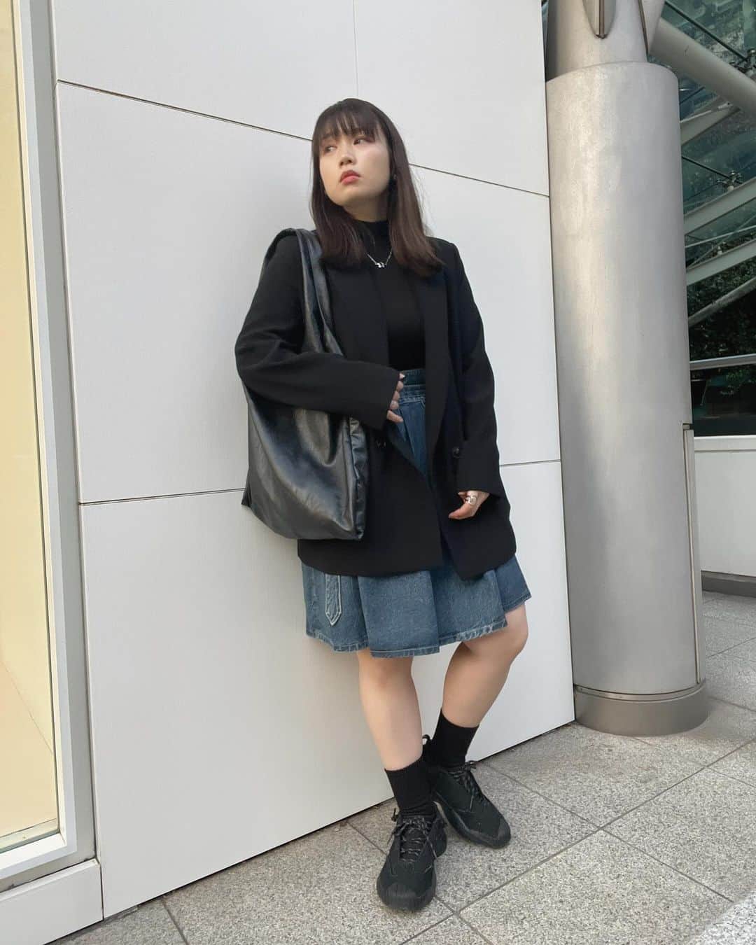 小川みこのインスタグラム：「. 今日のコーデは 初めましての方々と打ち合わせがあったから ちょい大人っぽく… でも着たかったこのデニムプリーツスカートを合わせてみた✨ .」