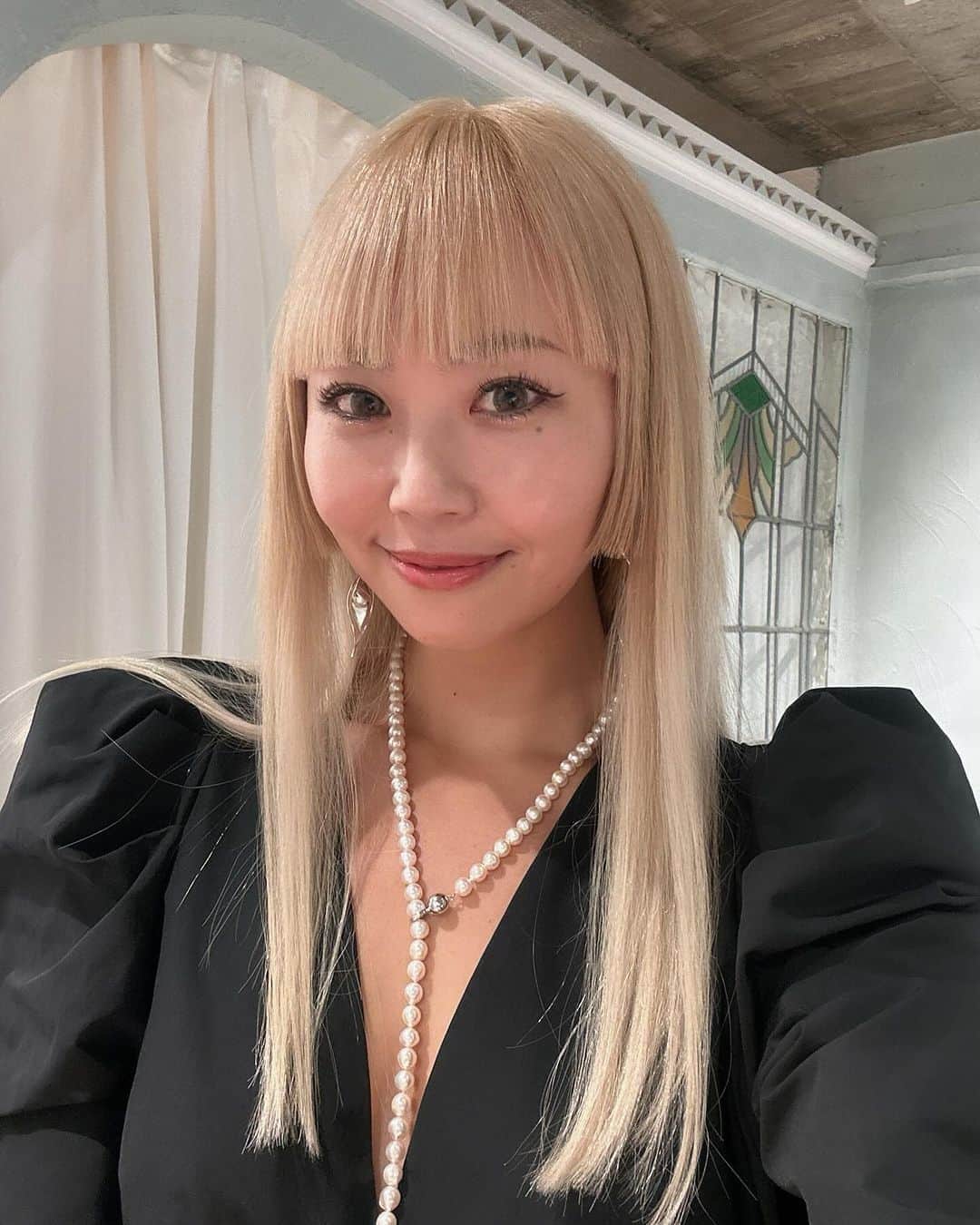 内田奈々のインスタグラム：「需要のない自撮りすみません🫢 もう2週間くらい経っちゃったけど、 イメチェンしました🎀  突然エクステつけてみたくなって、インスタで探して予約した @ryohei_kishino_16 さん 偶然お店がご近所で、写真で見てても馴染み方すごいなーでも本当かなー☜失礼😂　ってドキドキしながら伺いました ビフォーアフターすごくないですか？😳 うますぎ…🥹 PRでも、なんでもない、 心の底からおすすめシリーズです。 友達に姫カット似合いそうって勧めてもらって、パツンとしてみたら、これまたテンションあがる♡  すでに、お客様が1人エクステしにいってくれてた😍 嬉しいなー😍  岸野さんありがとうございました！  #エクステ」