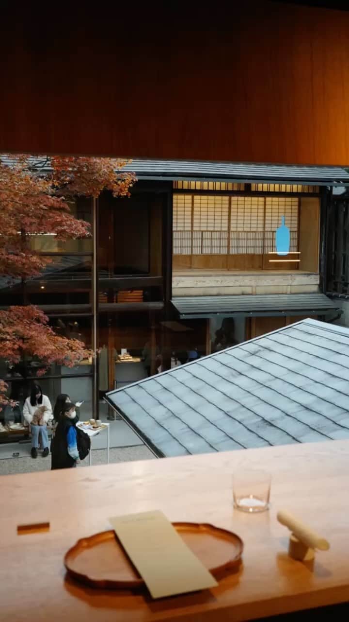長尾悦美のインスタグラム：「先日　@bluebottlejapan  Kyoto studioにご招待頂き、Blue bottle創業者ジェームス フリーマンが日本の喫茶店文化からも inspirationを受けたというコーヒーコースを体験させて頂きました。  京都の築100年を超える旅館をリノベーションされ造られた 通常店舗の2階にある完全予約制のstudio。  staffユニホームデザインは　@tanakanytyo 👏  デザイナーの　@tanakapeople も一緒に 90分のSpecialコースを堪能。  このコースの為に選ばれた特別な豆を使用し、個性に合った抽出方法を目の前で見ながら、香りや、味の変化を楽しみながら奥深いコーヒーの世界を魅せて頂きました☕️  間に出てくるスイーツも kyoto studio限定。とても美味しかったです。  秋営業は12月11日で年内終了🍁 次回Openは春を予定しているそう。  美しい南禅寺の門の前にある素晴らしい空間で 人混みを避け、ゆっくりとしたおもてなしを受けられる とても贅沢な時間でした。  ありがとうございました。  #bluebottlecoffee  #bluebottlecoffeekyoto  #coffee」