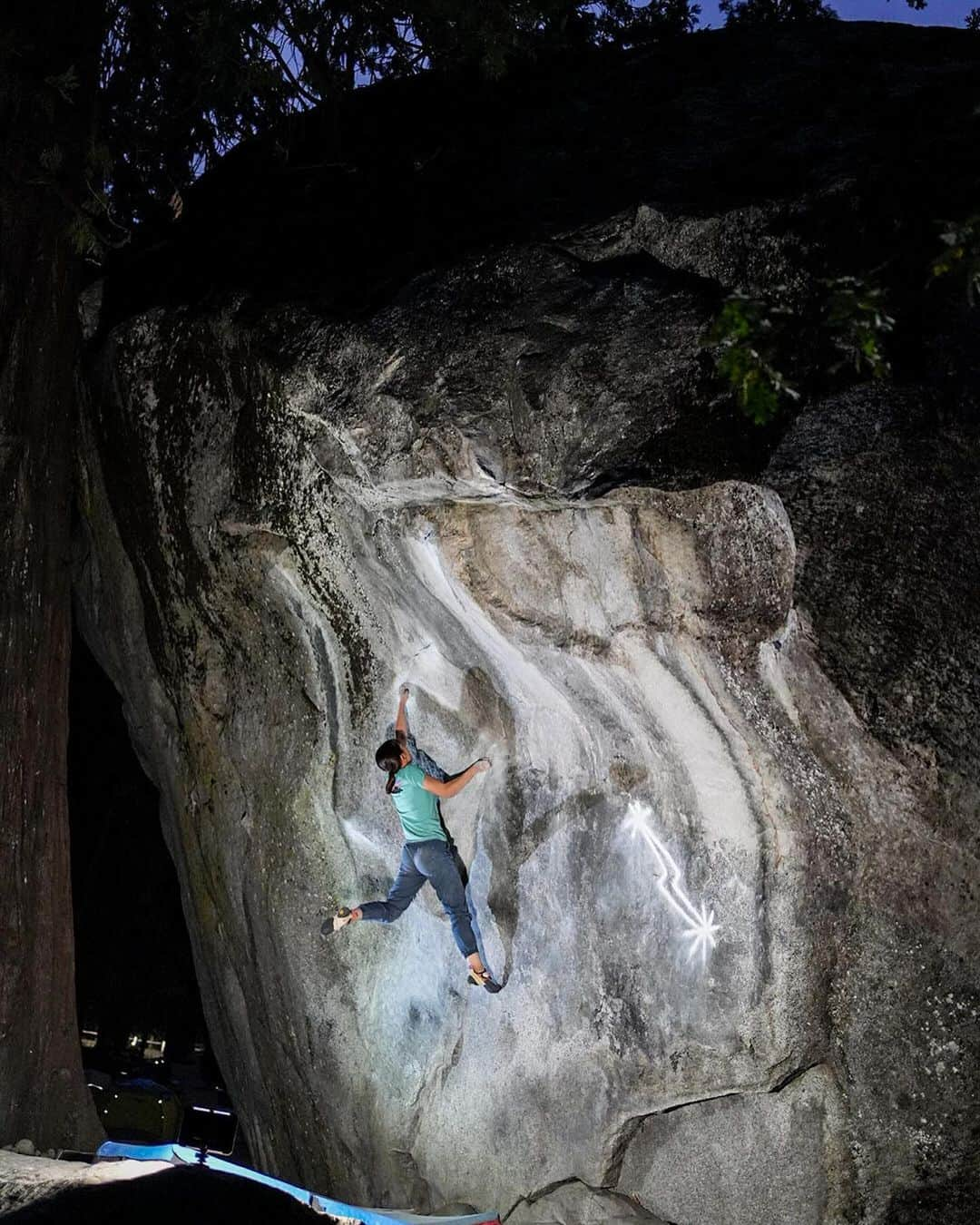 尾上彩のインスタグラム：「憧れの課題をトライできて感無量⚡️⚡️⚡️ Midnight Lightning (Yosemite, CA)🇺🇸 ・ ・ ・ @patagoniajp @patagonia_climb #climbing #climblikeagirl #bouldering #クライミング #ボルダリング #yosemitenationalpark #midnightlightning」