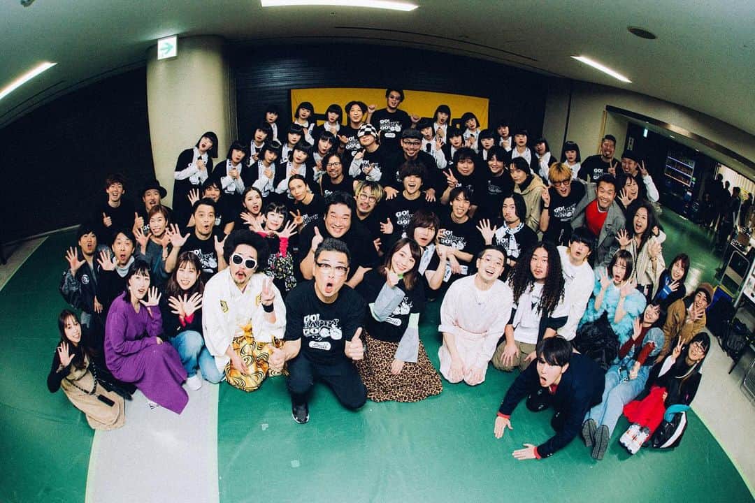 ハマ・オカモトさんのインスタグラム写真 - (ハマ・オカモトInstagram)「🔈📻  FM802『THE NAKAJIMA HIROTO SHOW 802 RADIO MASTERS』番組15周年、そしてDJ中島ヒロトさんのGO!GO!歳を記念して 11月26日(日)に番組イベント『802 RADIO MASTERS 15th Anniversary LIVE～GO! HAPPY GO!～』が大阪城ホールで開催されました。  企画の段階でヒロトさんからハウスバンドのバンマスとしてお誘いを頂いて、二つ返事で承諾。 メンバーにはファーストコールで  Gt.Rei(@guita_rei ) Key.大樋祐大(@talebsbass ) Dr.岡本啓佑(@okamoto_keisuke )  を招集し、とんでもない一夜になりました。  錚々たるボーカリスト達の錚々たる楽曲達を演奏するのは純粋に楽しかったし、めちゃくちゃ緊張しました。 自分から生み出されたフレーズでないものを弾くことは、いつだって発見があるし、本当に楽しい！  数々の出演者で入り乱れるあの夜に統一感と安心感があったのは、紛れもなくヒロトさんの人柄とラジオDJとしての素晴らしさがあってこそ。それを物語る時間でした。 ヒロトさん、改めておめでとうございました！ 次は60th、ですね🔥  振り返って、自分と同世代のミュージシャンだけで、この規模のハウスバンドがやれたことを誇りに思います。 いい時間、いい思い出です☺️  写真:日吉"JP"純平 ヨシモリユウナ」11月29日 21時32分 - hama_okamoto
