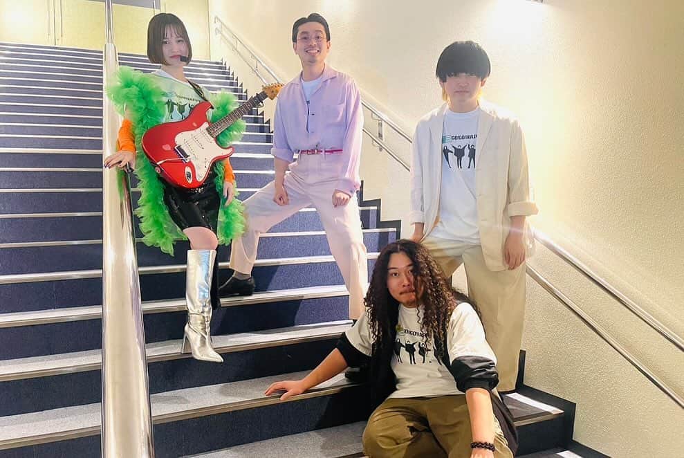 ハマ・オカモトさんのインスタグラム写真 - (ハマ・オカモトInstagram)「🔈📻  FM802『THE NAKAJIMA HIROTO SHOW 802 RADIO MASTERS』番組15周年、そしてDJ中島ヒロトさんのGO!GO!歳を記念して 11月26日(日)に番組イベント『802 RADIO MASTERS 15th Anniversary LIVE～GO! HAPPY GO!～』が大阪城ホールで開催されました。  企画の段階でヒロトさんからハウスバンドのバンマスとしてお誘いを頂いて、二つ返事で承諾。 メンバーにはファーストコールで  Gt.Rei(@guita_rei ) Key.大樋祐大(@talebsbass ) Dr.岡本啓佑(@okamoto_keisuke )  を招集し、とんでもない一夜になりました。  錚々たるボーカリスト達の錚々たる楽曲達を演奏するのは純粋に楽しかったし、めちゃくちゃ緊張しました。 自分から生み出されたフレーズでないものを弾くことは、いつだって発見があるし、本当に楽しい！  数々の出演者で入り乱れるあの夜に統一感と安心感があったのは、紛れもなくヒロトさんの人柄とラジオDJとしての素晴らしさがあってこそ。それを物語る時間でした。 ヒロトさん、改めておめでとうございました！ 次は60th、ですね🔥  振り返って、自分と同世代のミュージシャンだけで、この規模のハウスバンドがやれたことを誇りに思います。 いい時間、いい思い出です☺️  写真:日吉"JP"純平 ヨシモリユウナ」11月29日 21時32分 - hama_okamoto