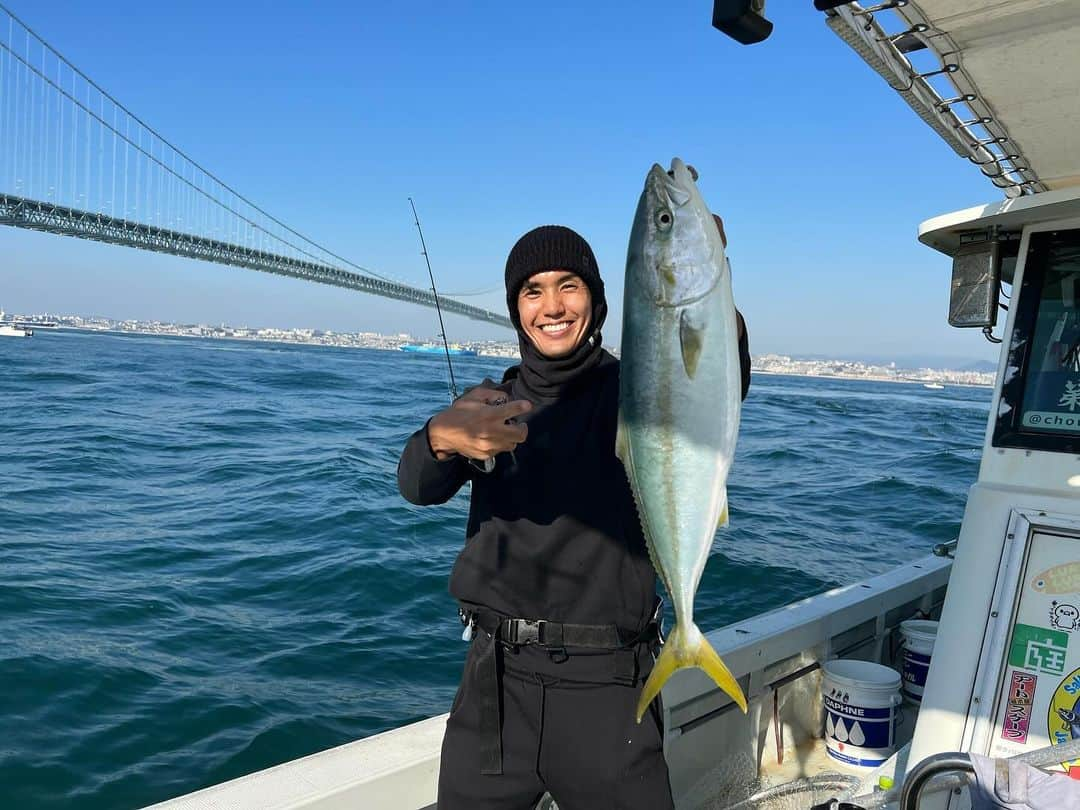 武藤嘉紀さんのインスタグラム写真 - (武藤嘉紀Instagram)「🎣🏆Champion 🏆🎣 ヴィッセル神戸釣り部、冬の陣、 見事に優勝し、2連覇を達成いたしました!!  #ヴィッセル神戸釣り部 #冬の陣 #武藤嘉紀 #2連覇 #最後の一投で3匹釣れる奇跡 #だいやandてつしはどこかな」11月29日 21時33分 - yoshinori_muto_09