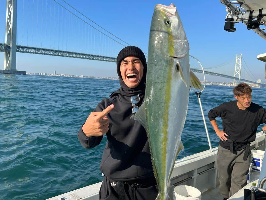 武藤嘉紀さんのインスタグラム写真 - (武藤嘉紀Instagram)「🎣🏆Champion 🏆🎣 ヴィッセル神戸釣り部、冬の陣、 見事に優勝し、2連覇を達成いたしました!!  #ヴィッセル神戸釣り部 #冬の陣 #武藤嘉紀 #2連覇 #最後の一投で3匹釣れる奇跡 #だいやandてつしはどこかな」11月29日 21時33分 - yoshinori_muto_09