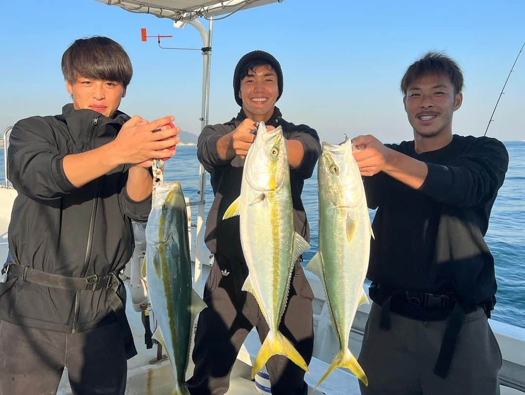 武藤嘉紀さんのインスタグラム写真 - (武藤嘉紀Instagram)「🎣🏆Champion 🏆🎣 ヴィッセル神戸釣り部、冬の陣、 見事に優勝し、2連覇を達成いたしました!!  #ヴィッセル神戸釣り部 #冬の陣 #武藤嘉紀 #2連覇 #最後の一投で3匹釣れる奇跡 #だいやandてつしはどこかな」11月29日 21時33分 - yoshinori_muto_09