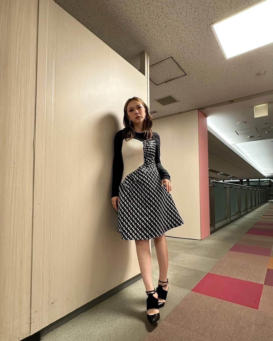 村重杏奈さんのインスタグラム写真 - (村重杏奈Instagram)「📺のお衣装🤓 今月もいっっっっぱいお仕事がんばりました！えらい！」11月29日 21時33分 - hktanna4848